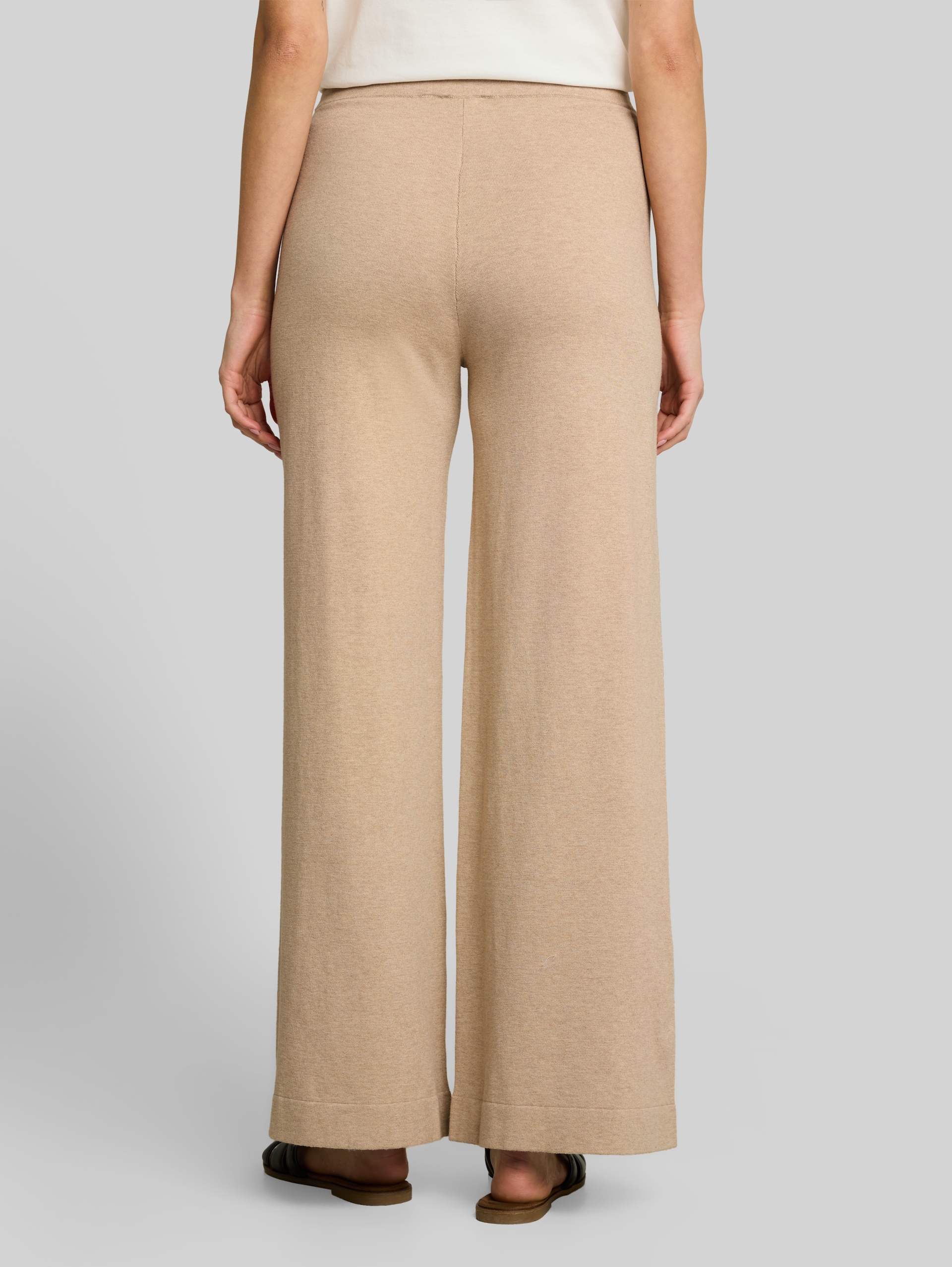Wide Leg Strickhose mit Seidenanteil - gravel beige melange - Auschnitt Model-Rückansicht