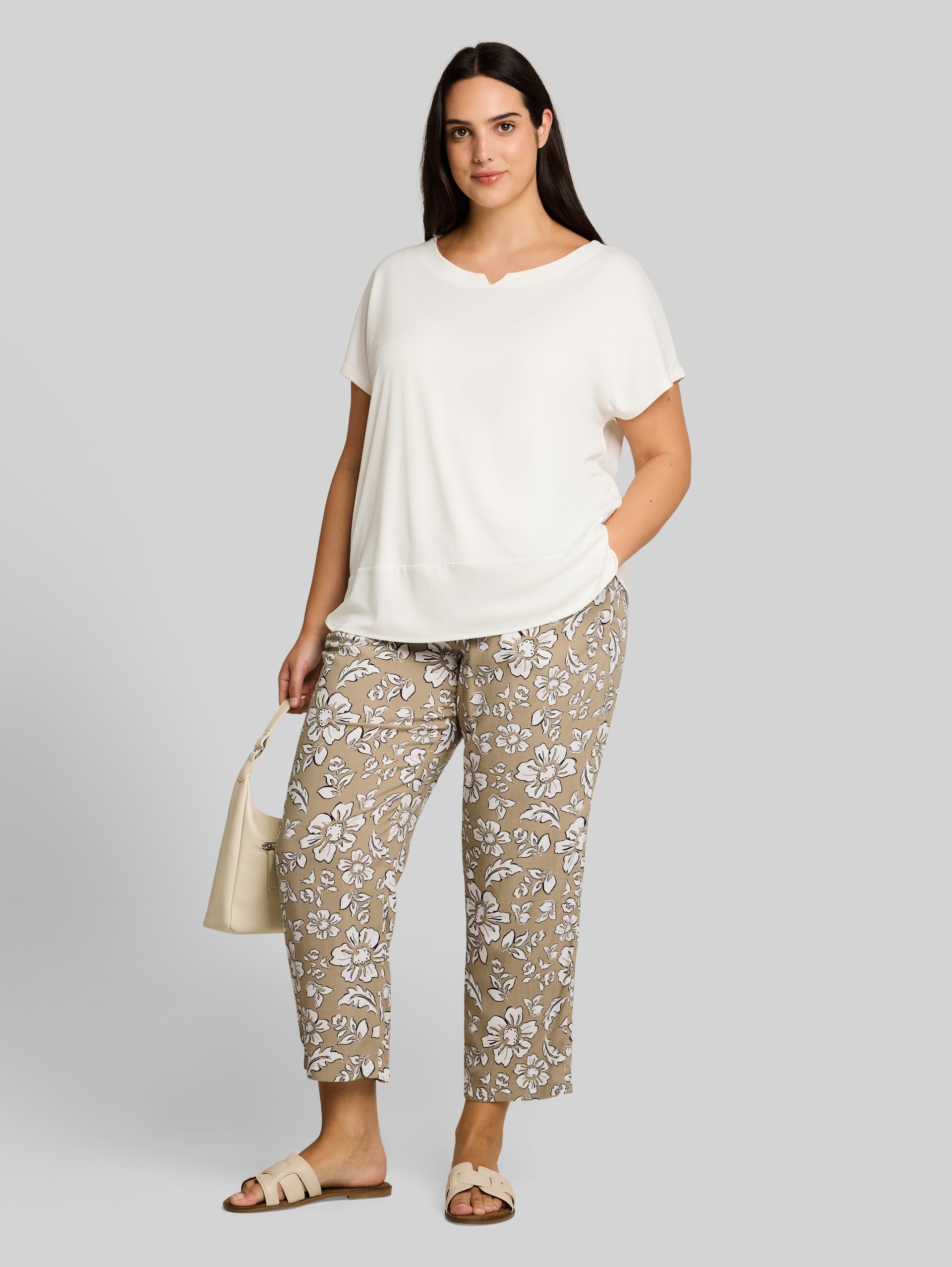 Plus Size - Pantalon ample en viscose - olive big flower design - Vue de face du modèle