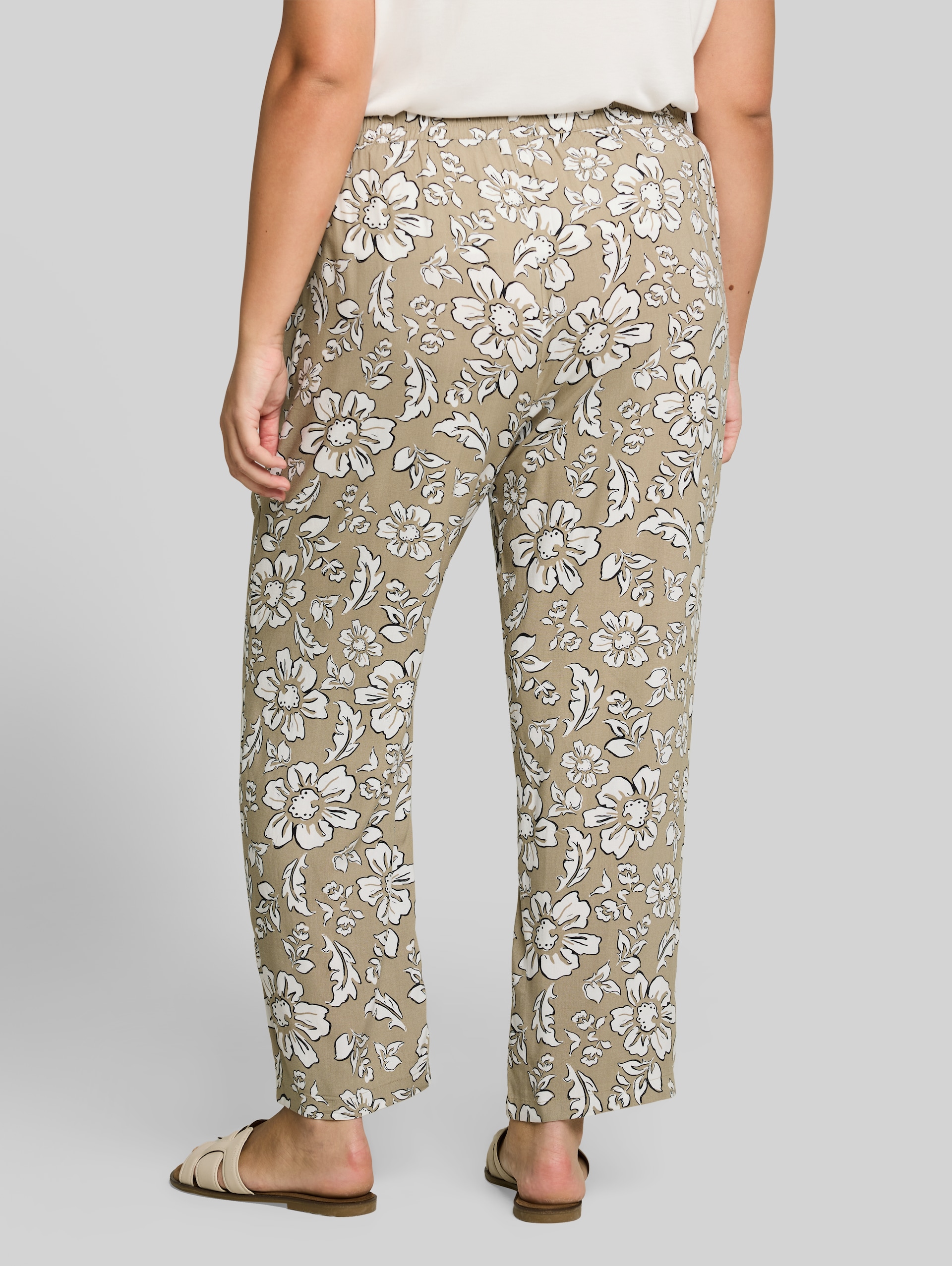 Plus Size - Pantalon ample en viscose - olive big flower design - Découpe Vue arrière du modèle