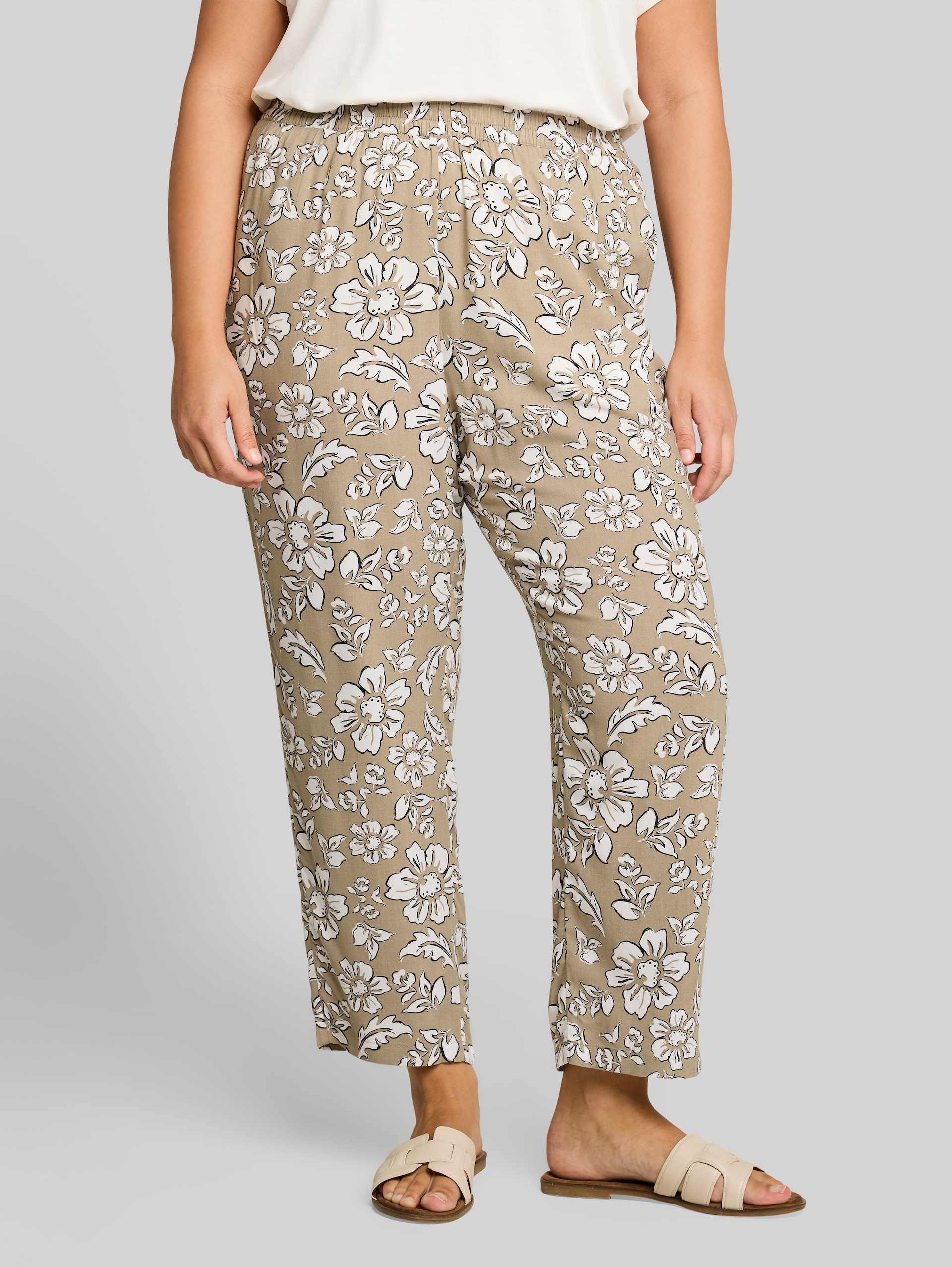 Plus Size - Pantalon ample en viscose - olive big flower design - Découpe Vue de face du modèle