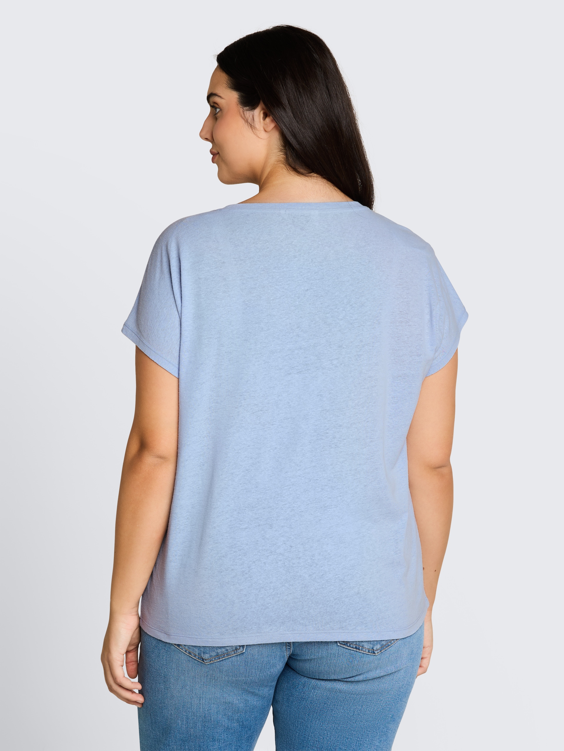 Plus Size - T-Shirt mit Leinenanteil - Kentucky Blue - Auschnitt Model-Rückansicht