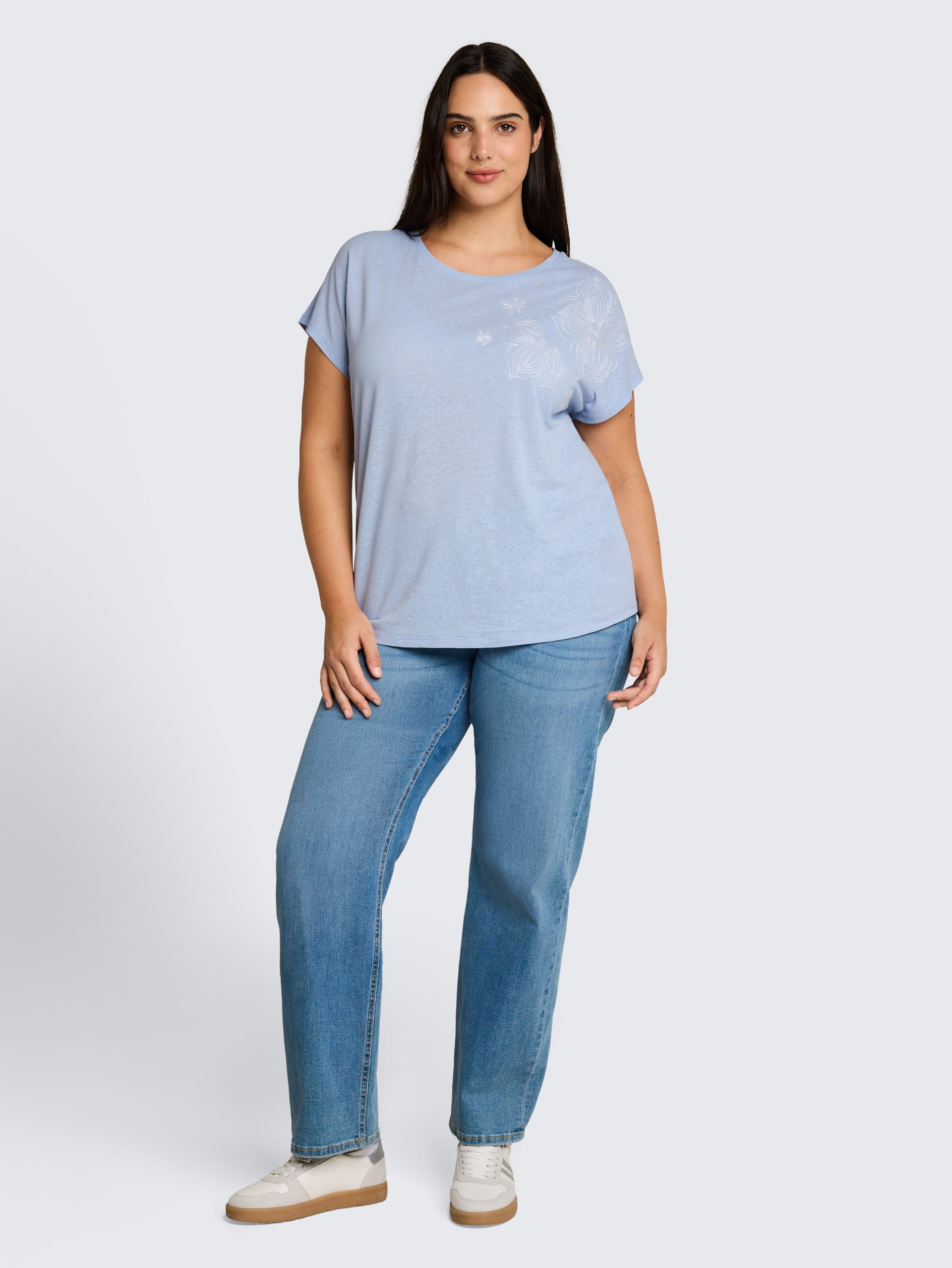 Plus Size - T-Shirt mit Leinenanteil - Kentucky Blue - Model-Vorderansicht