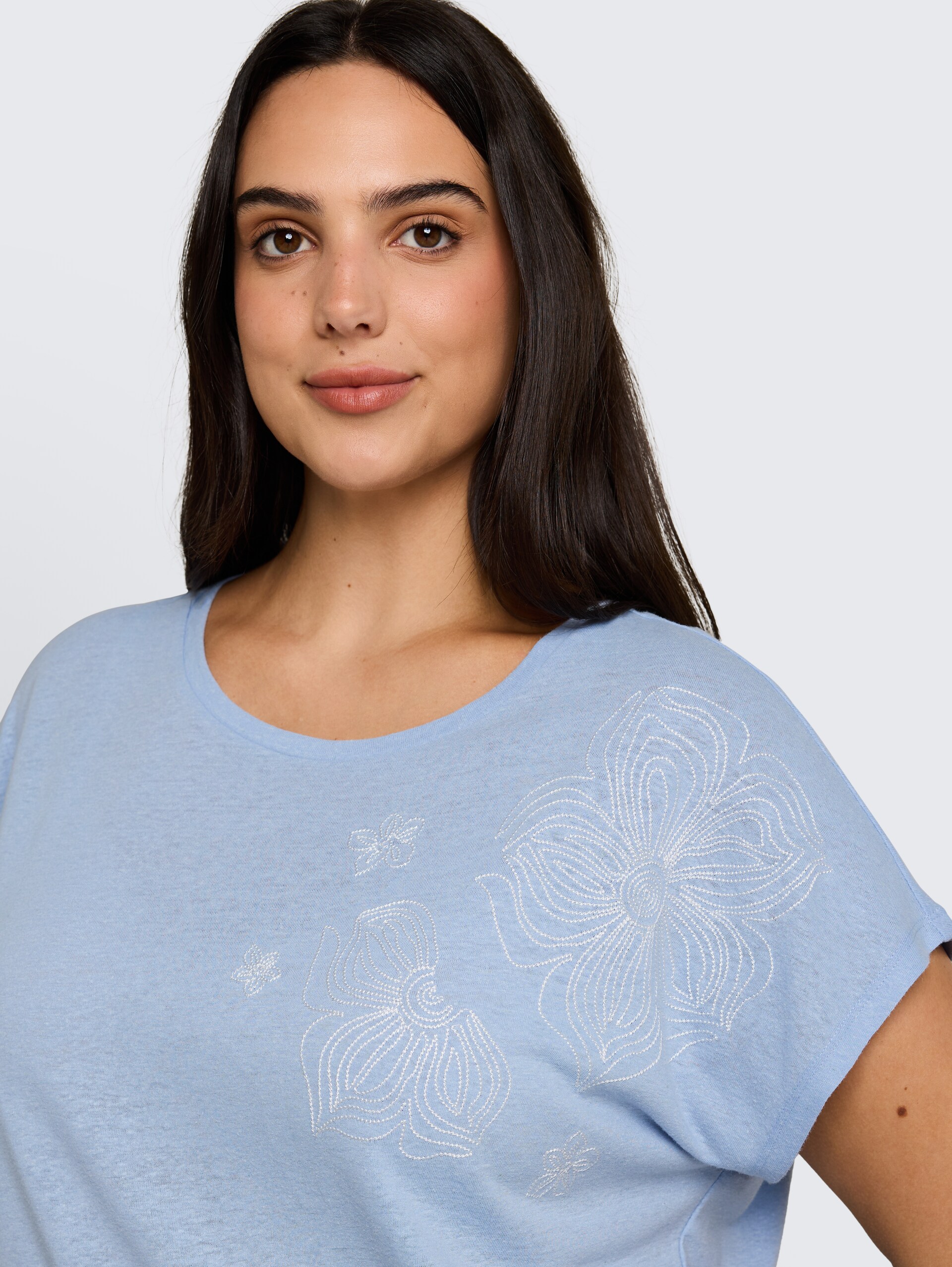 Plus Size - T-Shirt mit Leinenanteil - Kentucky Blue - Detail-Model-Ansicht