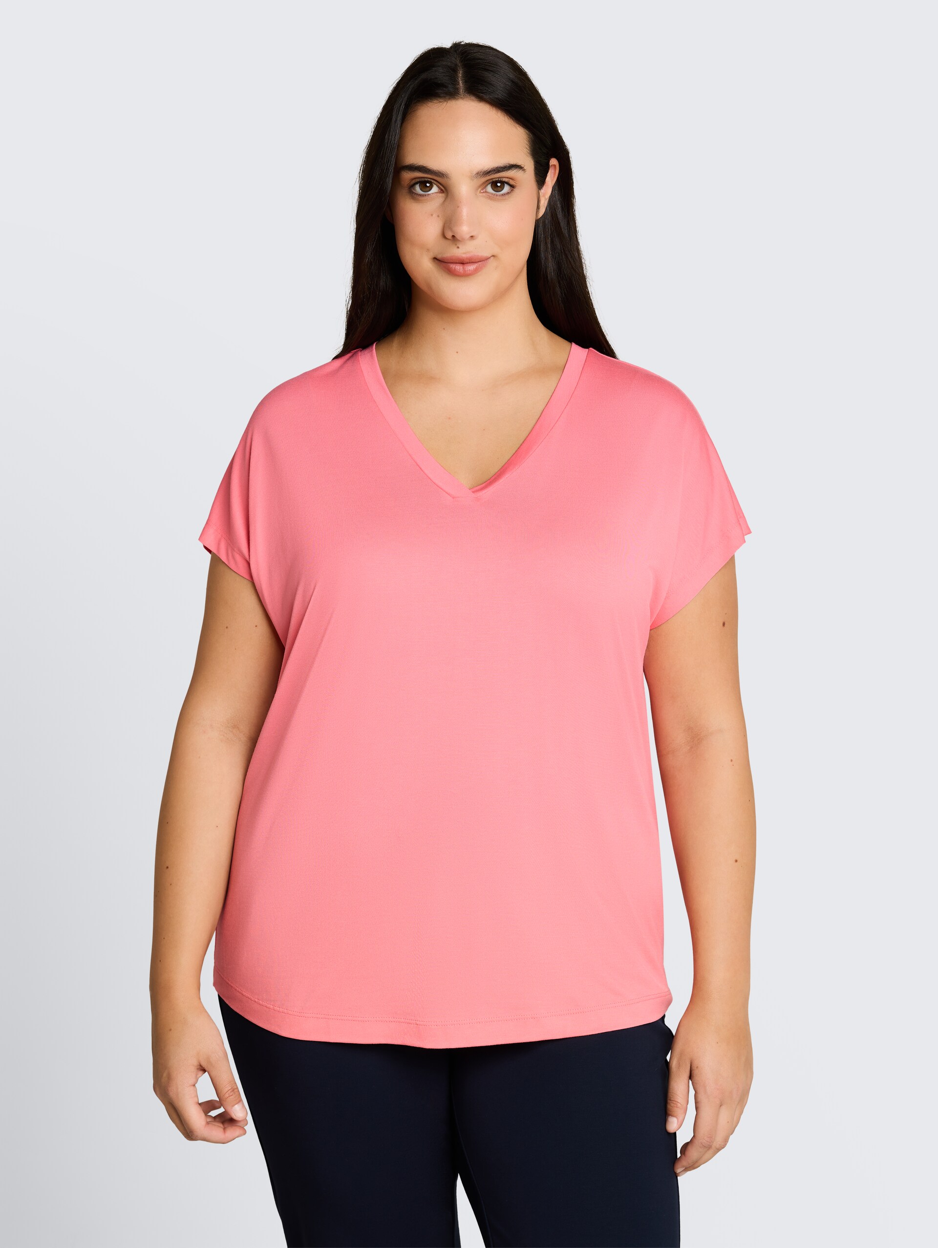 Plus Size - T-shirt à col en V - soft fuchsia pink - Découpe Vue de face du modèle