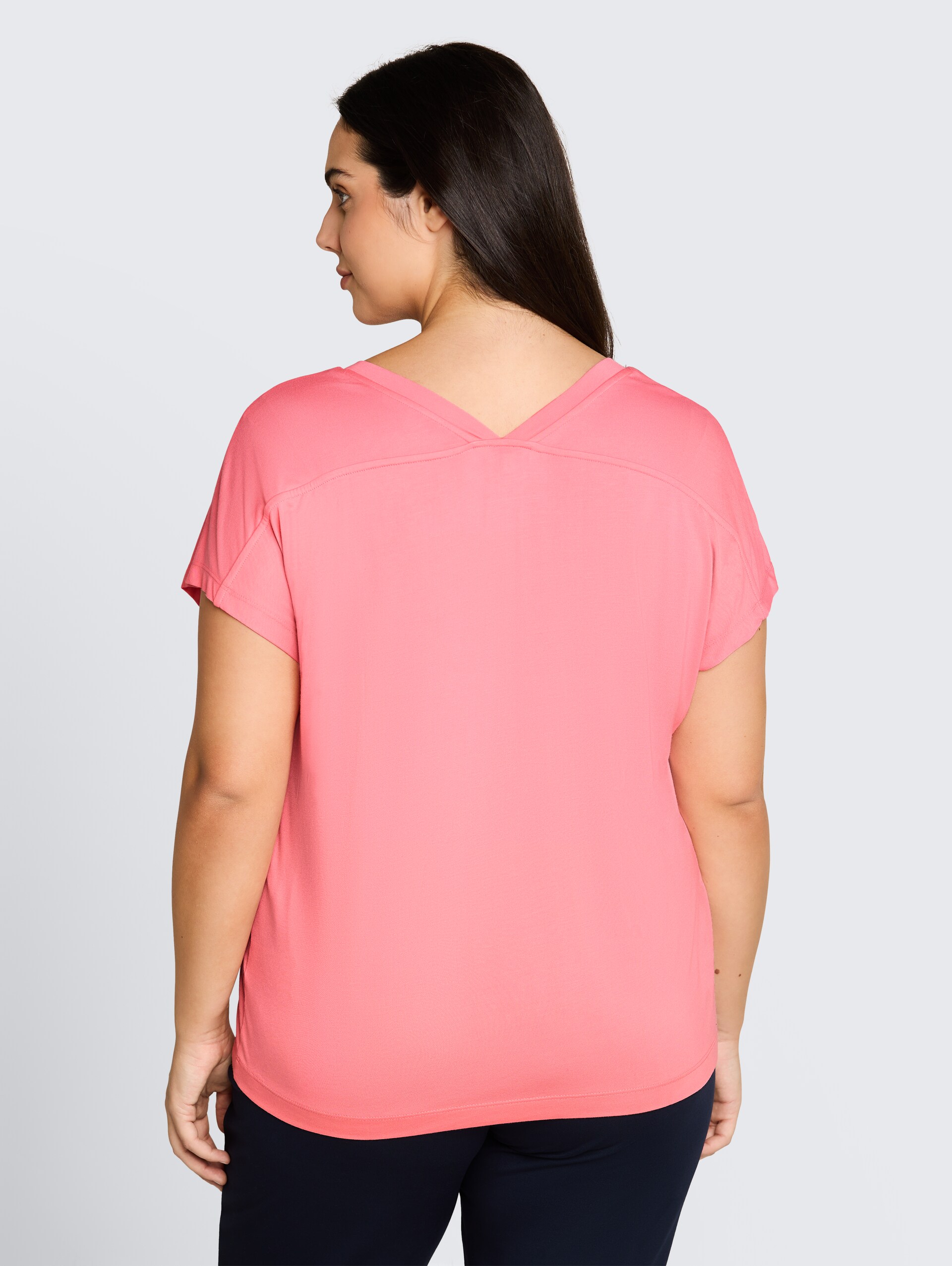 Plus Size - T-shirt à col en V - soft fuchsia pink - Découpe Vue arrière du modèle