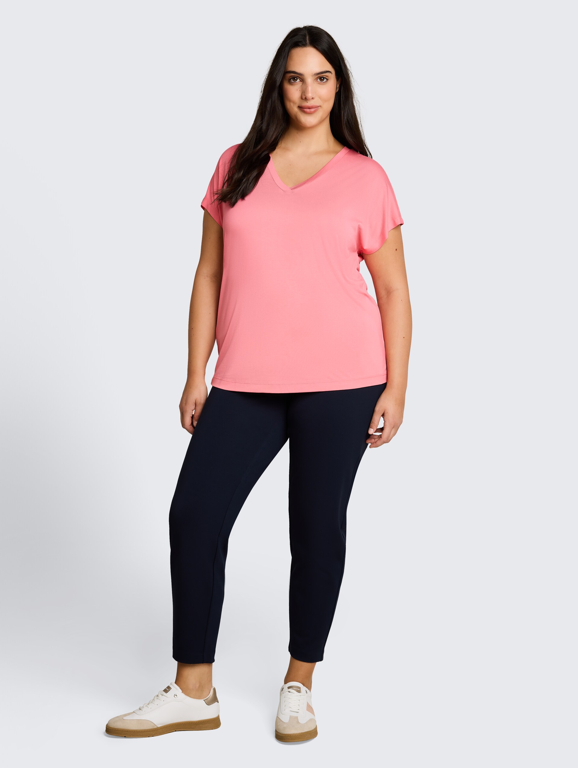 Plus Size - T-shirt à col en V - soft fuchsia pink - Vue de face du modèle