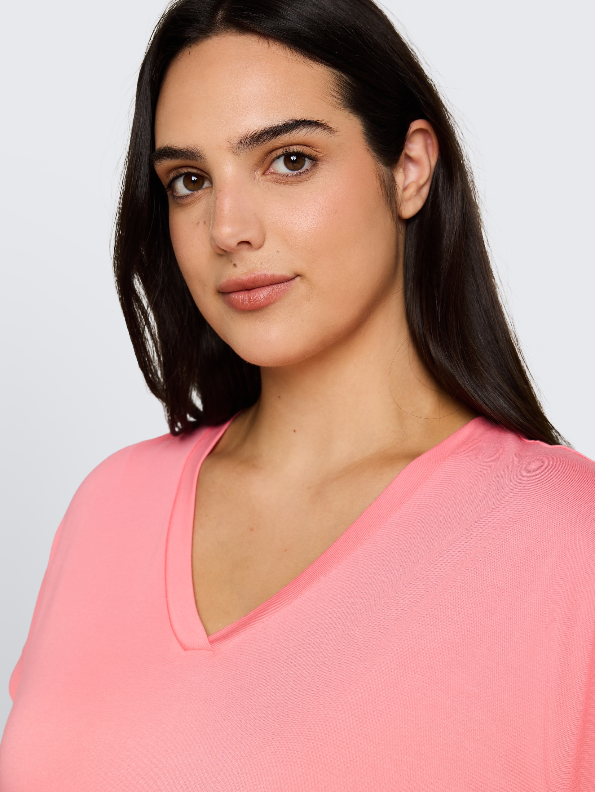 Plus Size - T-shirt à col en V - soft fuchsia pink - Vue détaillée du modèle