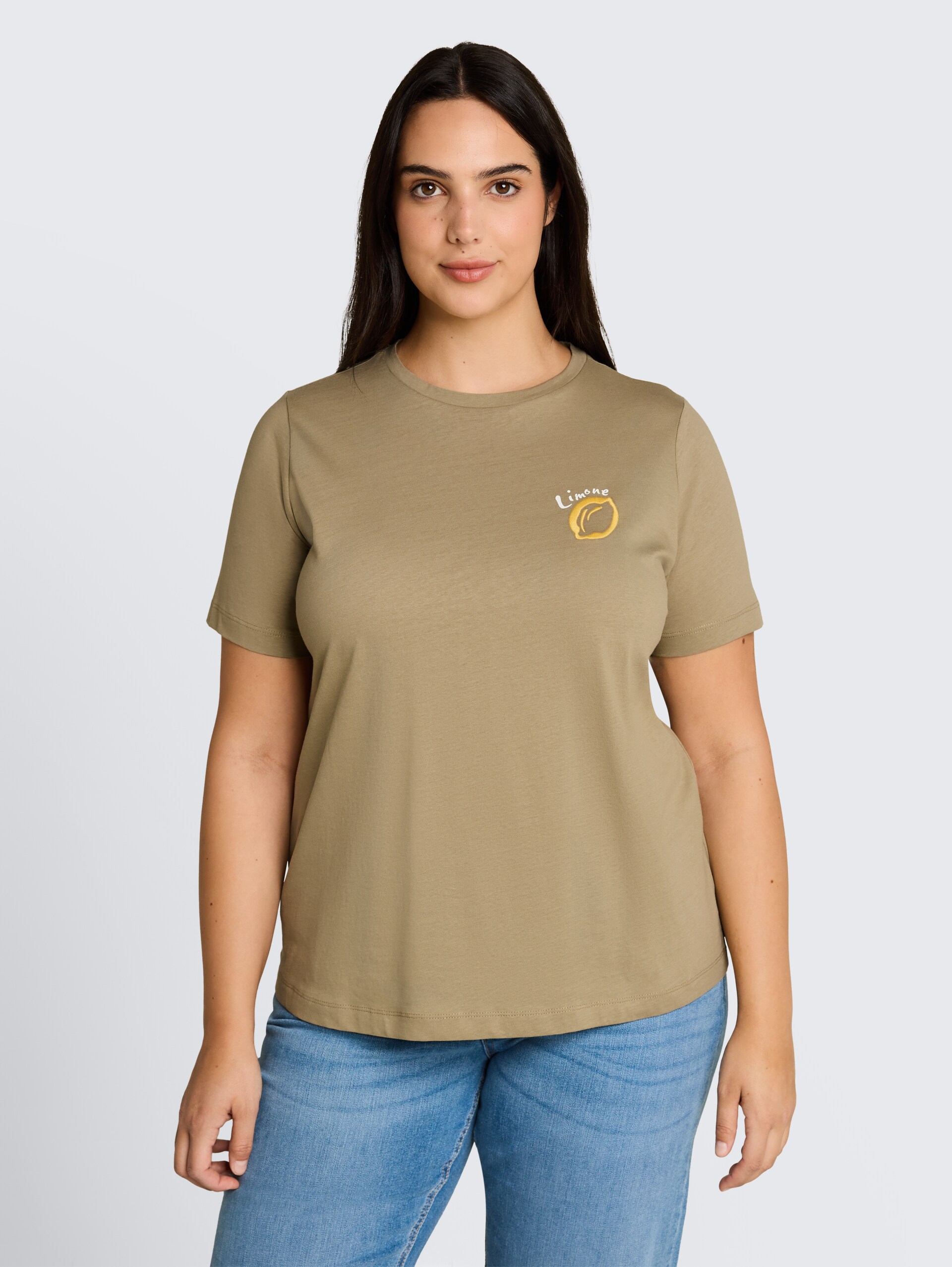 Plus Size - T-Shirt mit Print - Silver Olive - Ausschnitt Model-Vorderansicht