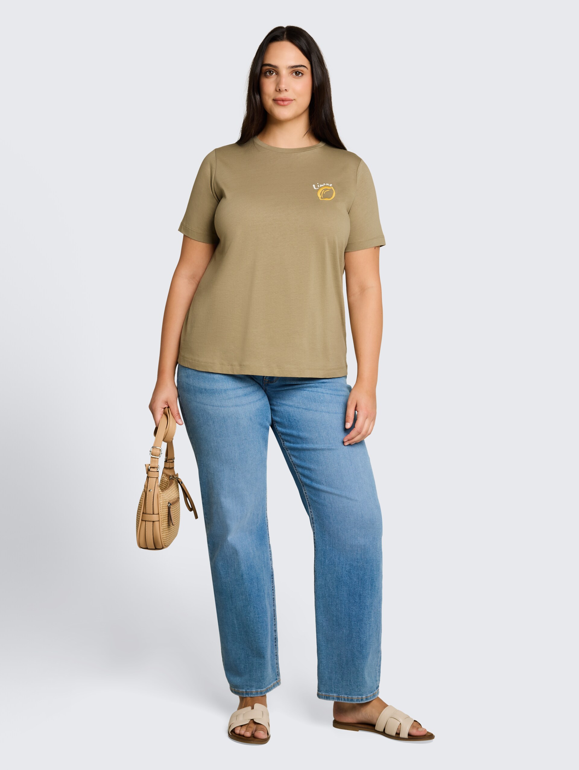 Plus Size - T-Shirt mit Print - Silver Olive - Model-Vorderansicht