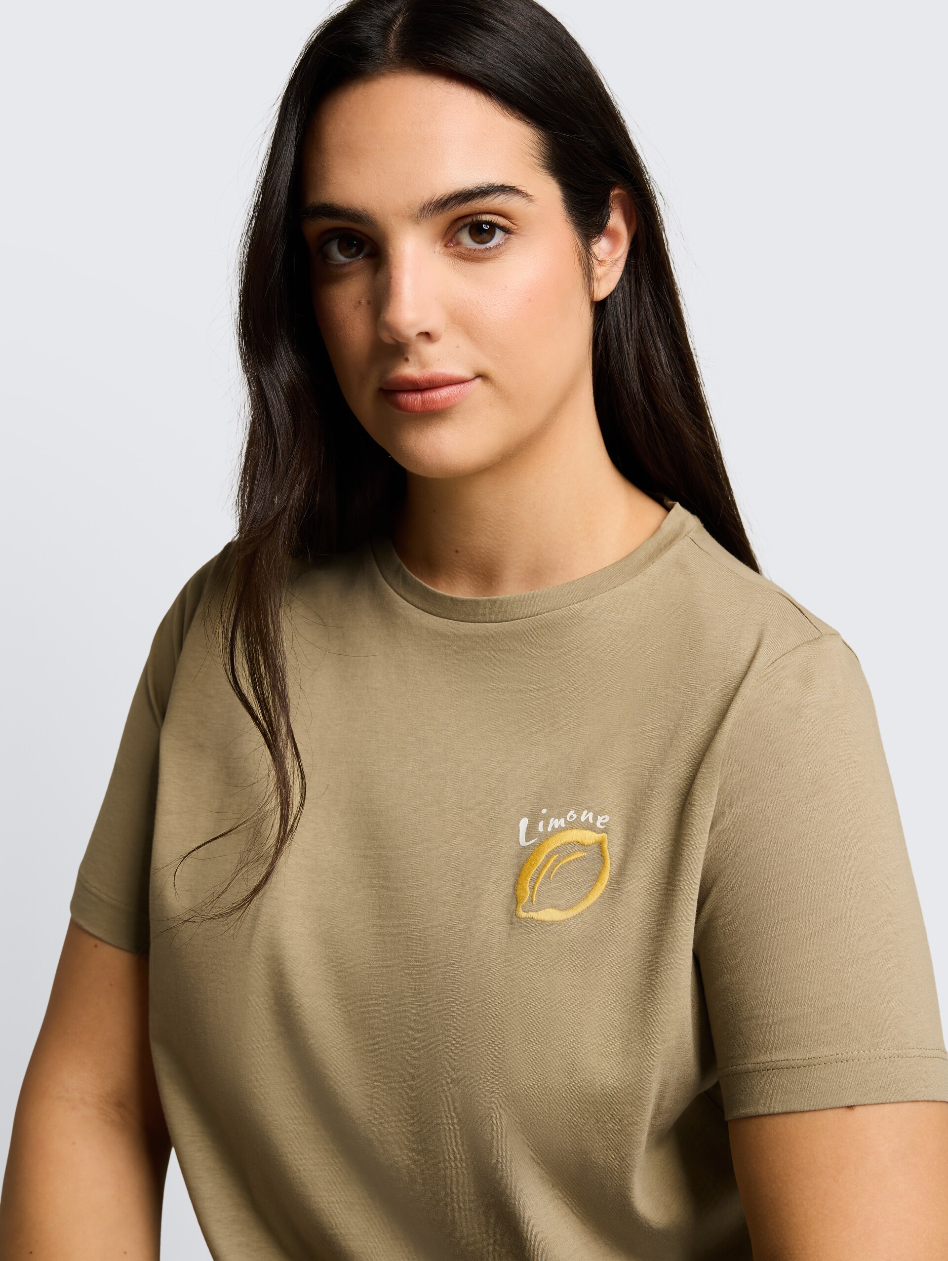 Plus Size - T-Shirt mit Print - Silver Olive - Detail-Model-Ansicht