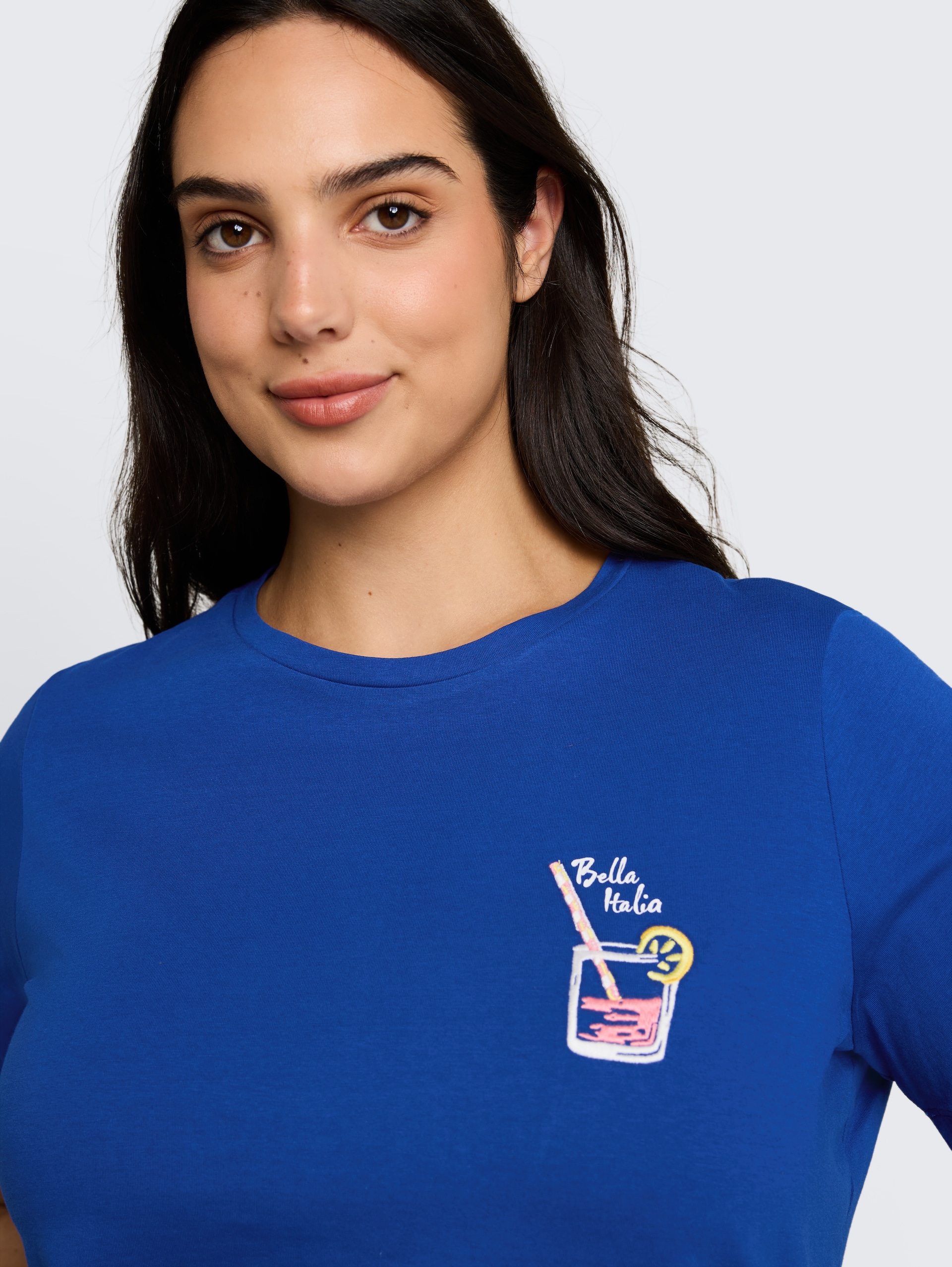 Plus Size - T-shirt met print - shiny royal blue - Detailaanzicht model