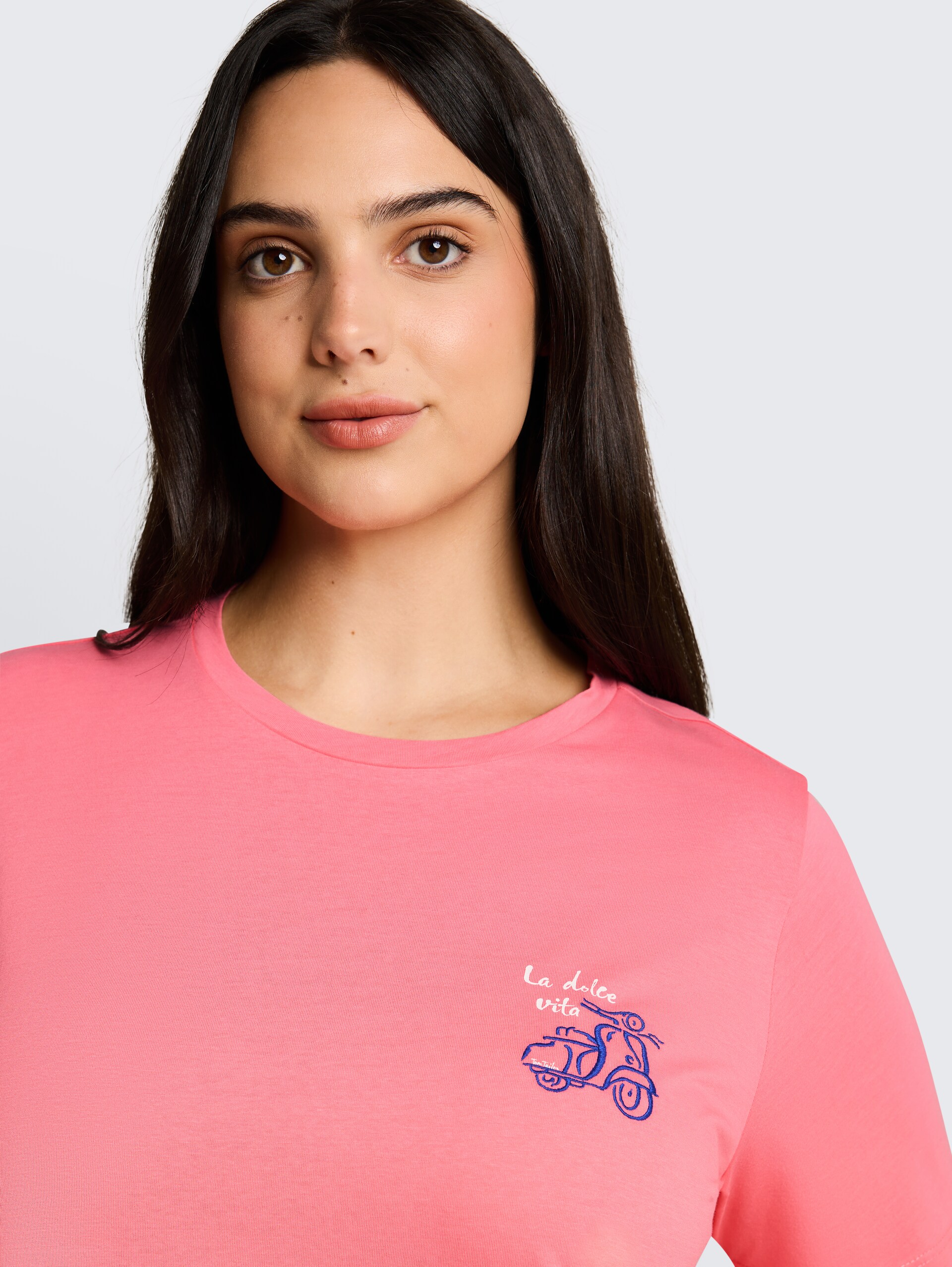 Plus Size - T-Shirt mit Print - soft fuchsia pink - Detail-Model-Ansicht