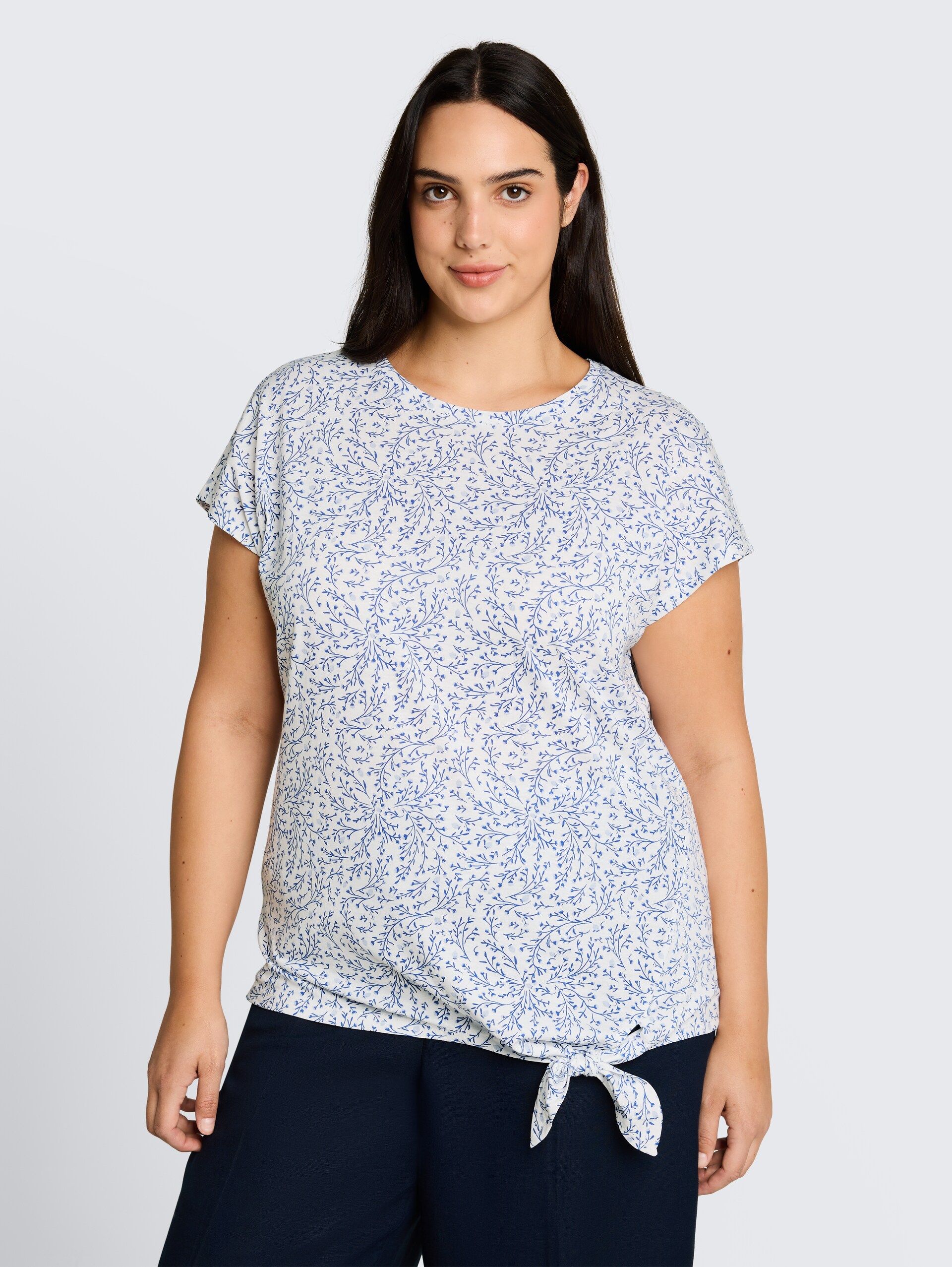 Plus Size - T-shirt met knoopdetail - white small leaves design - Nek model vooraanzicht