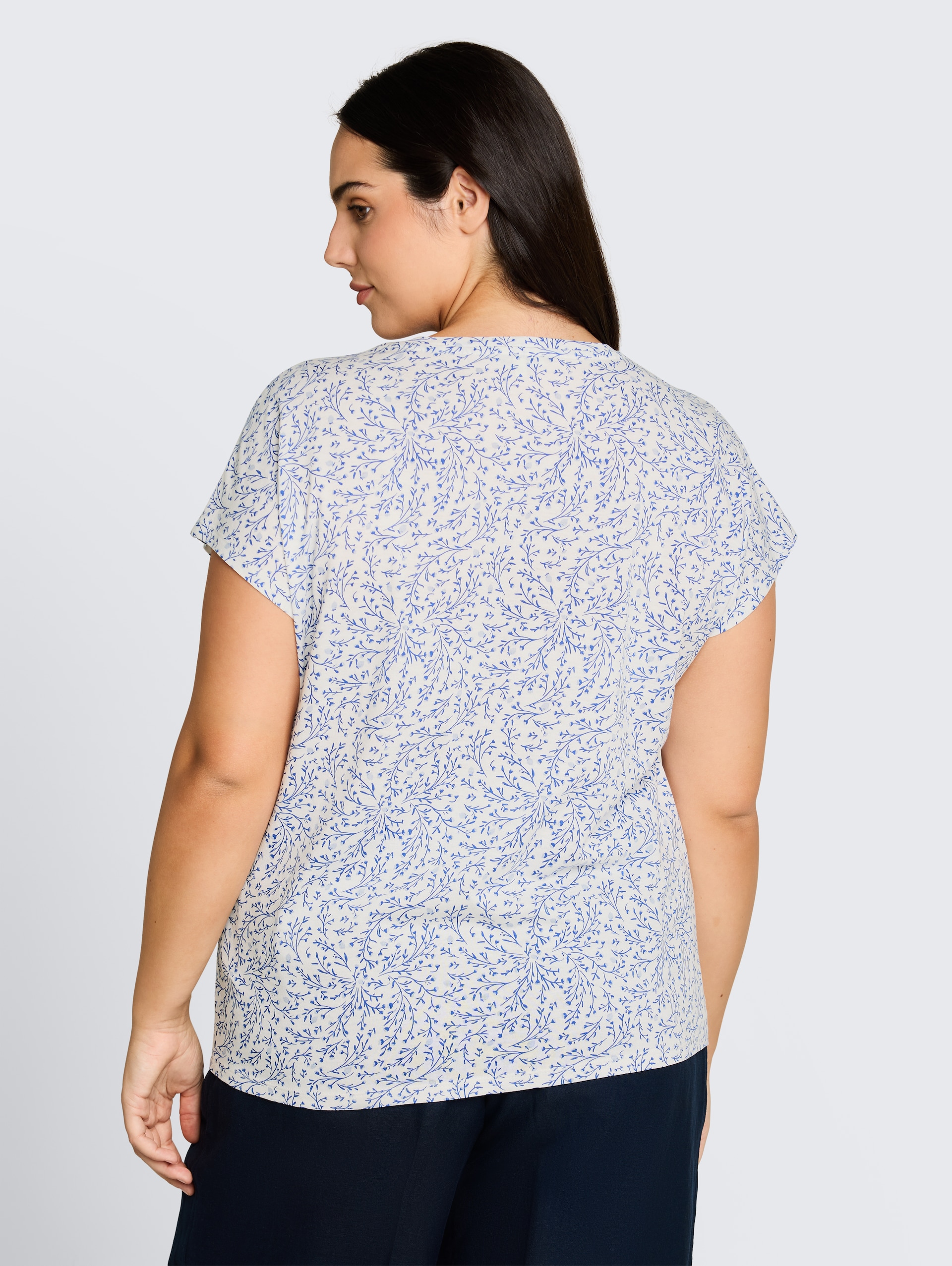 Plus Size - T-shirt met knoopdetail - white small leaves design - Neklijn model-achteraanzicht