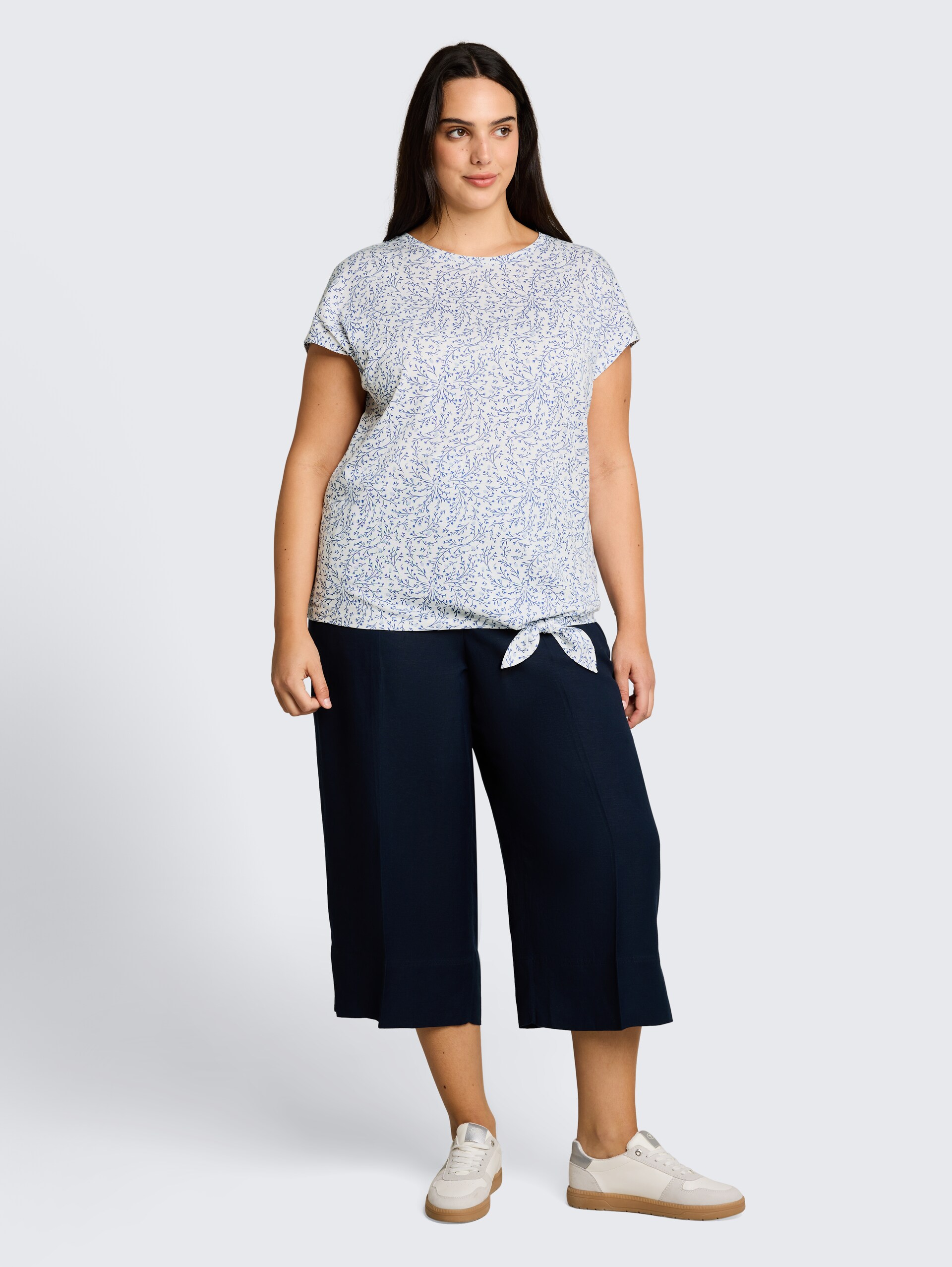 Plus Size - T-shirt met knoopdetail - white small leaves design - Model vooraanzicht