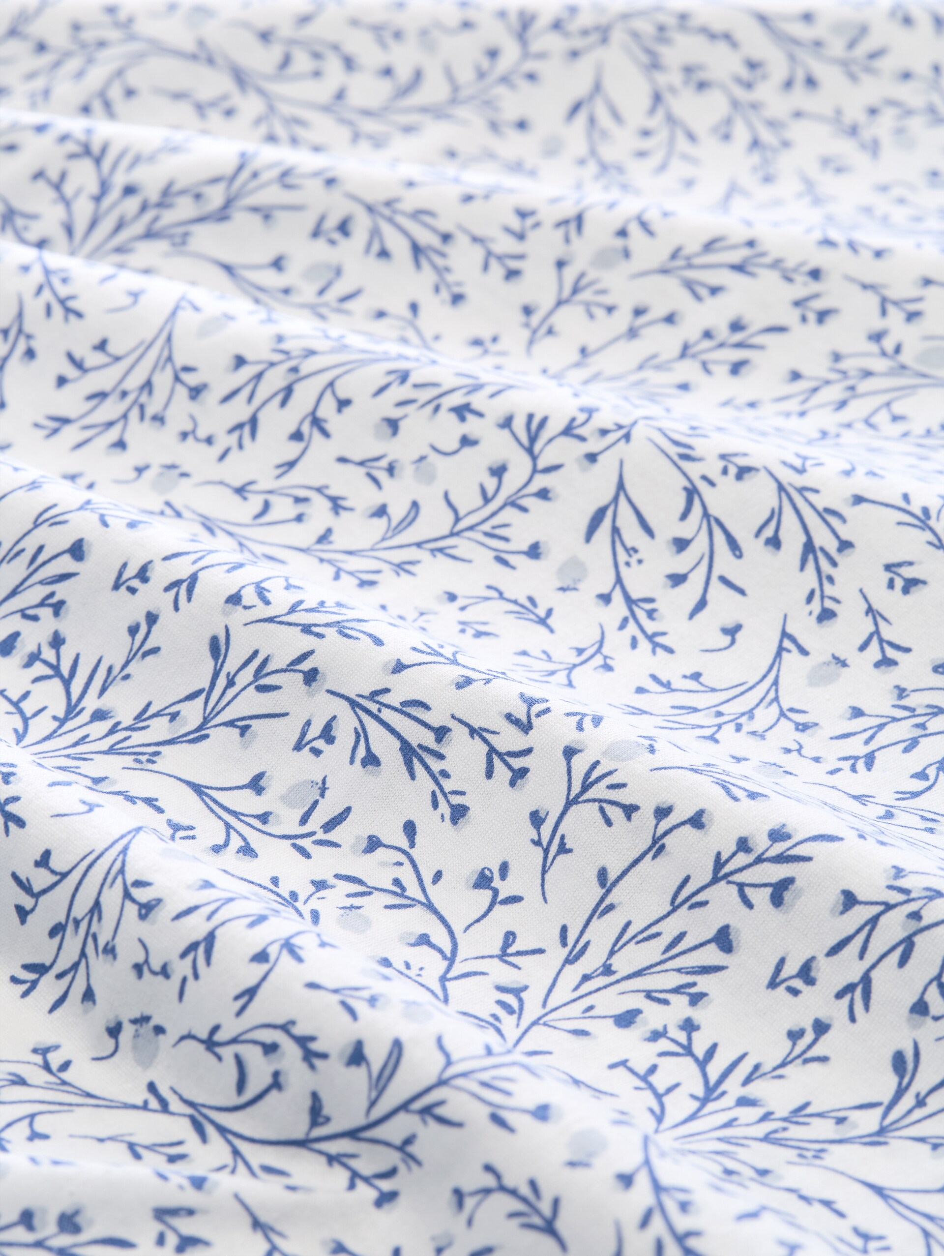Plus Size - T-shirt met knoopdetail - white small leaves design - Materiaalweergave
