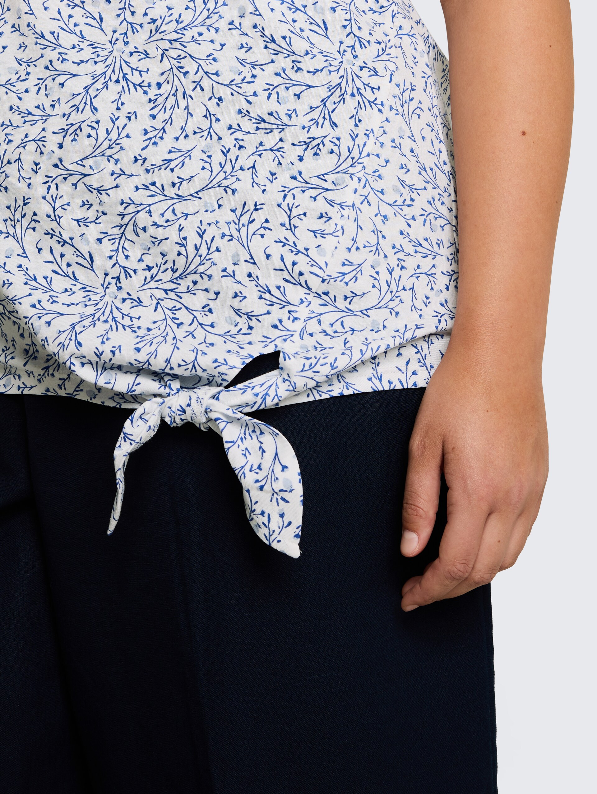 Plus Size - T-shirt met knoopdetail - white small leaves design - Detailaanzicht model
