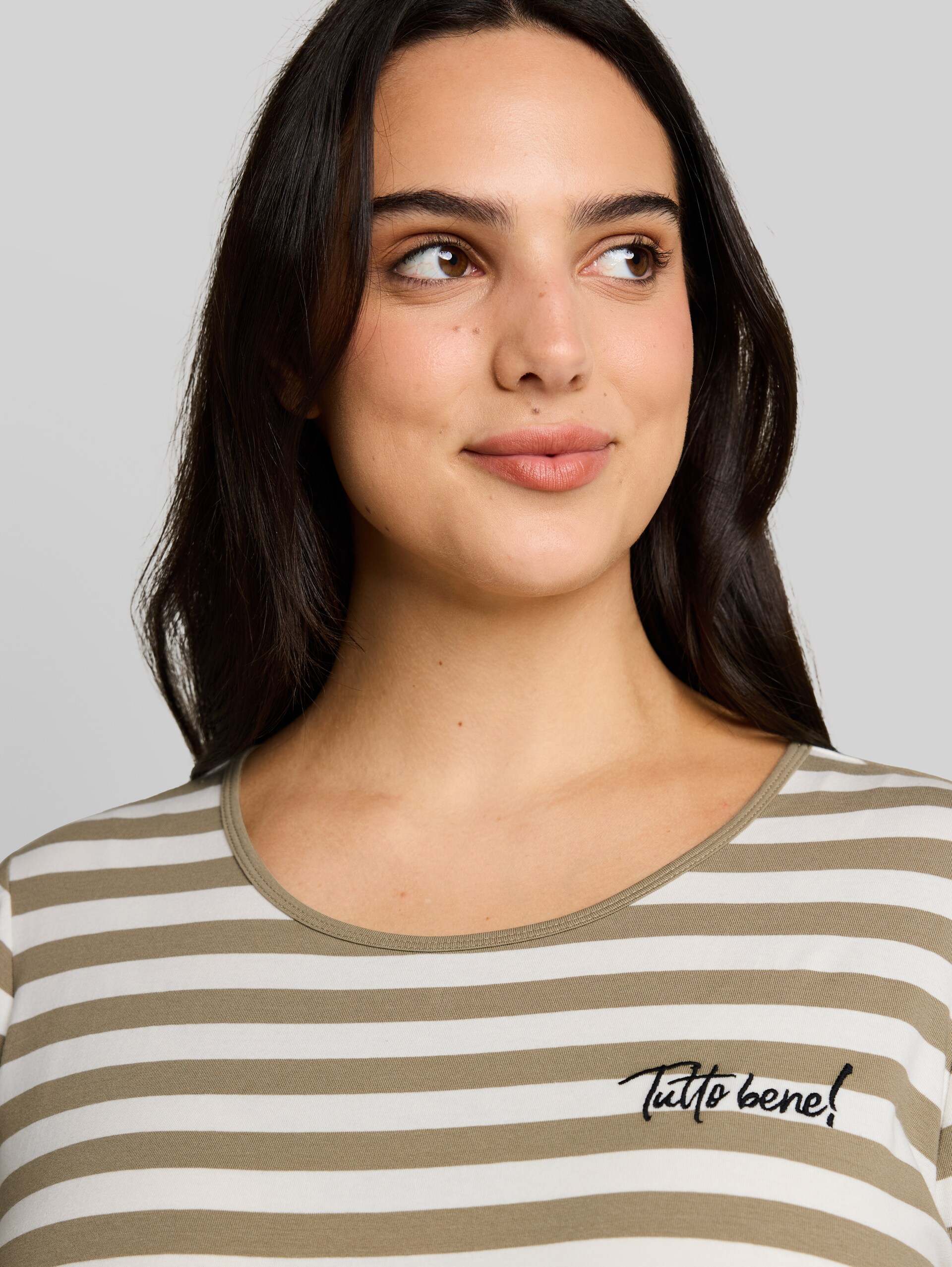 Plus Size - T-shirt brodé - olive white stripe - Vue détaillée du modèle