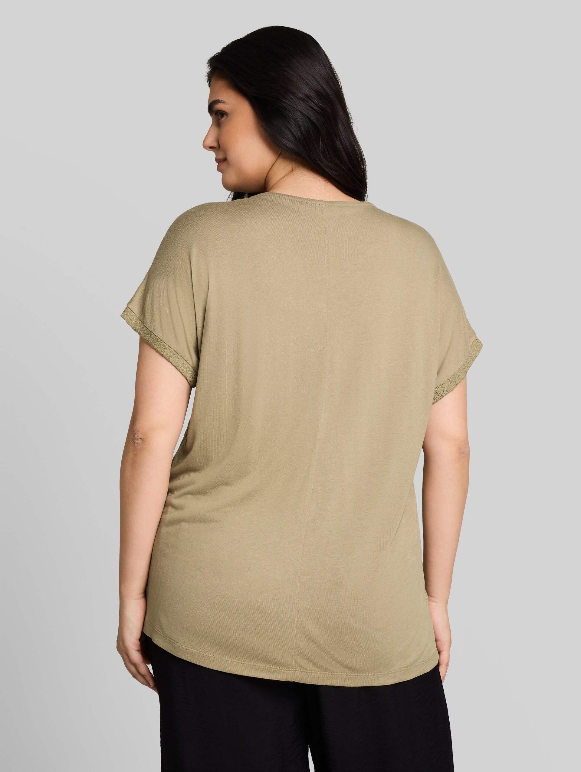 Plus Size - Loose Fit T-Shirt im Material-Mix - Silver Olive - Auschnitt Model-Rückansicht