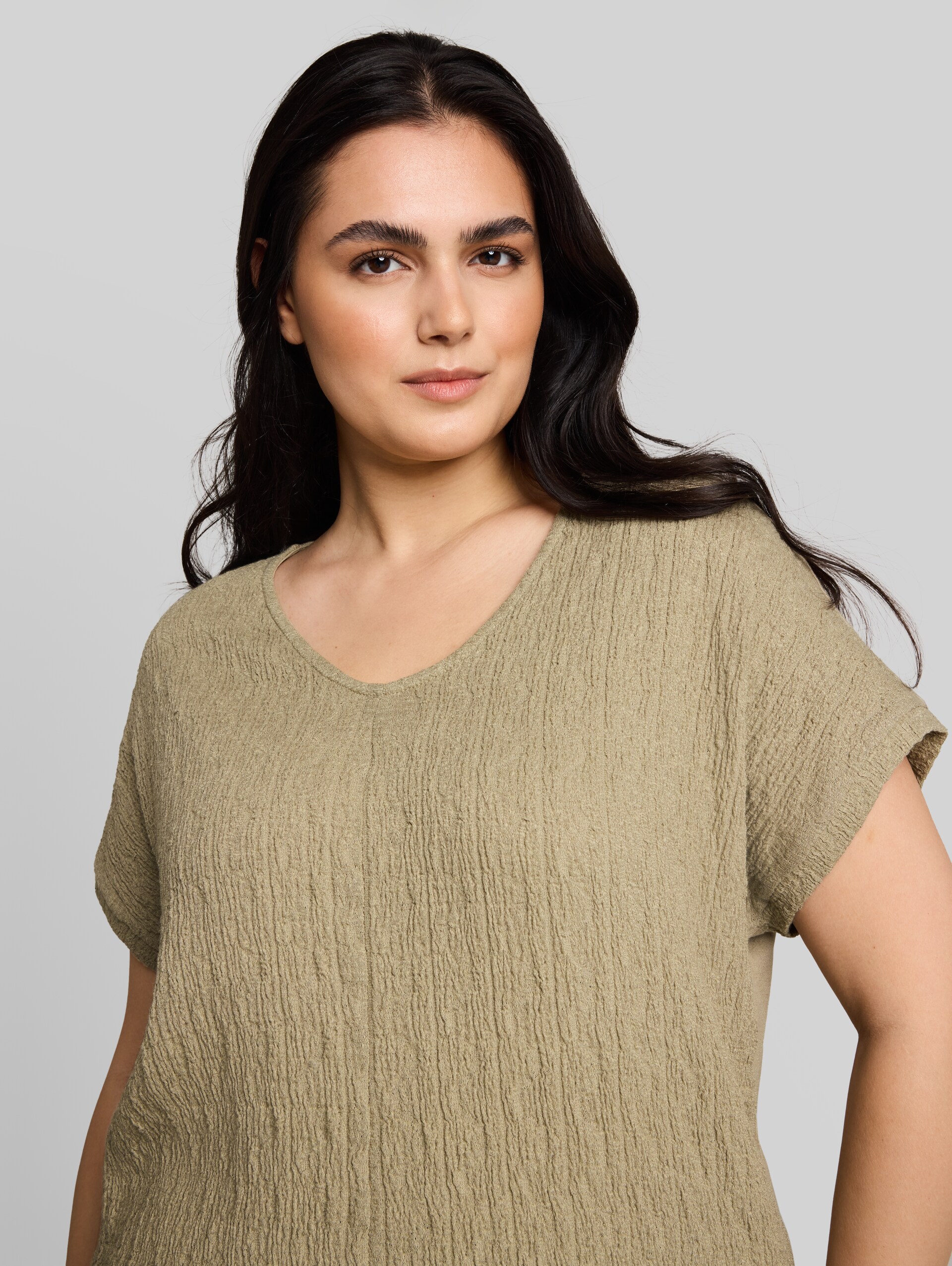 Plus Size - Loose Fit T-Shirt im Material-Mix - Silver Olive - Detail-Model-Ansicht