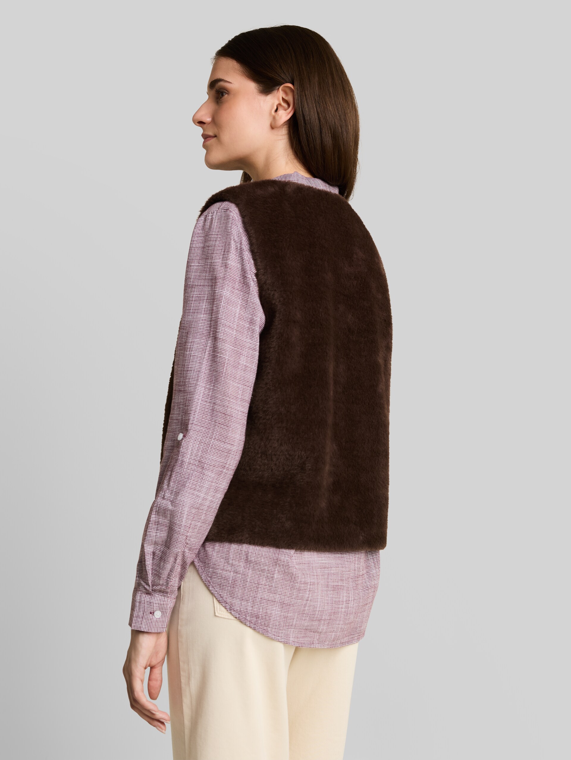Fake-Fur Weste mit Taschen - java dark brown - Model-Rückansicht