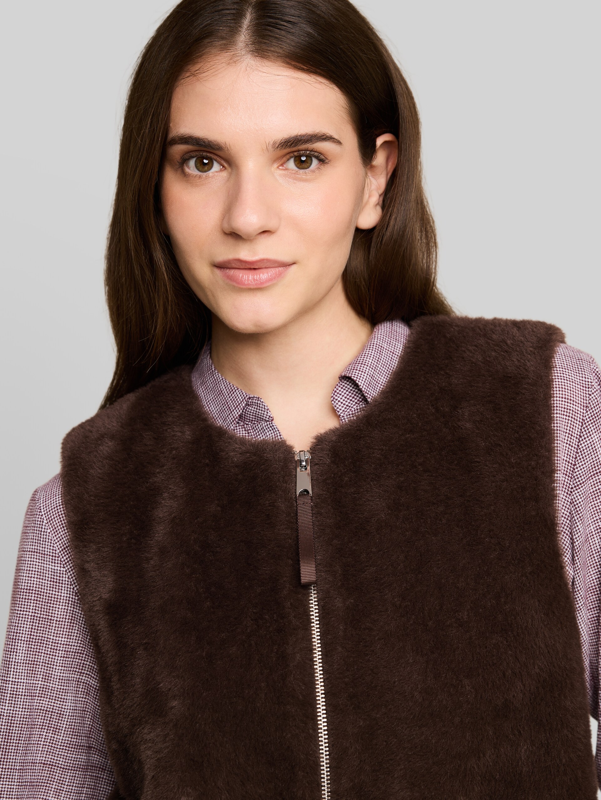 Fake-Fur Weste mit Taschen - java dark brown - Detail-Model-Ansicht