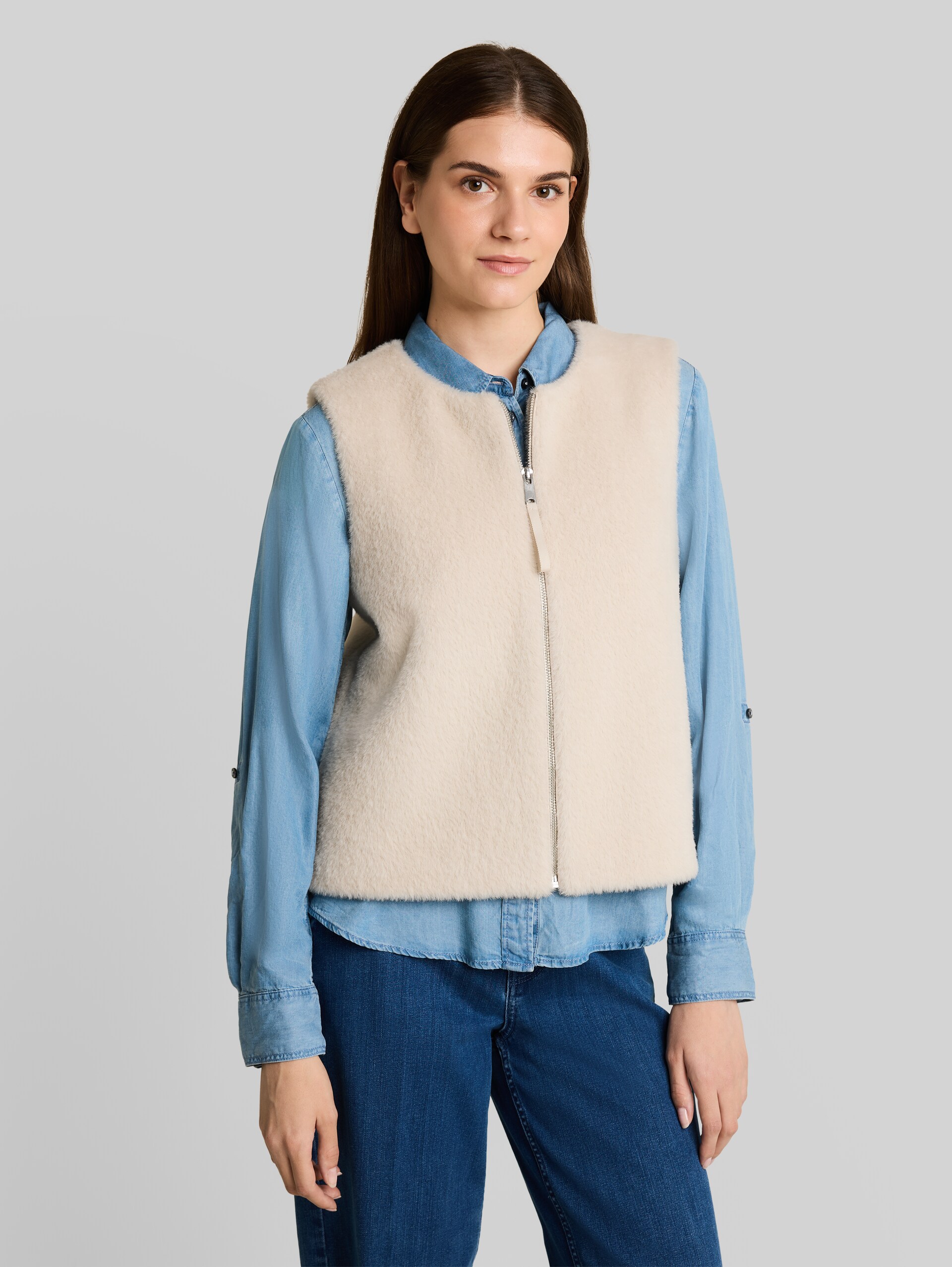 Teddy Weste mit Taschen - cold beige - Model-Vorderansicht