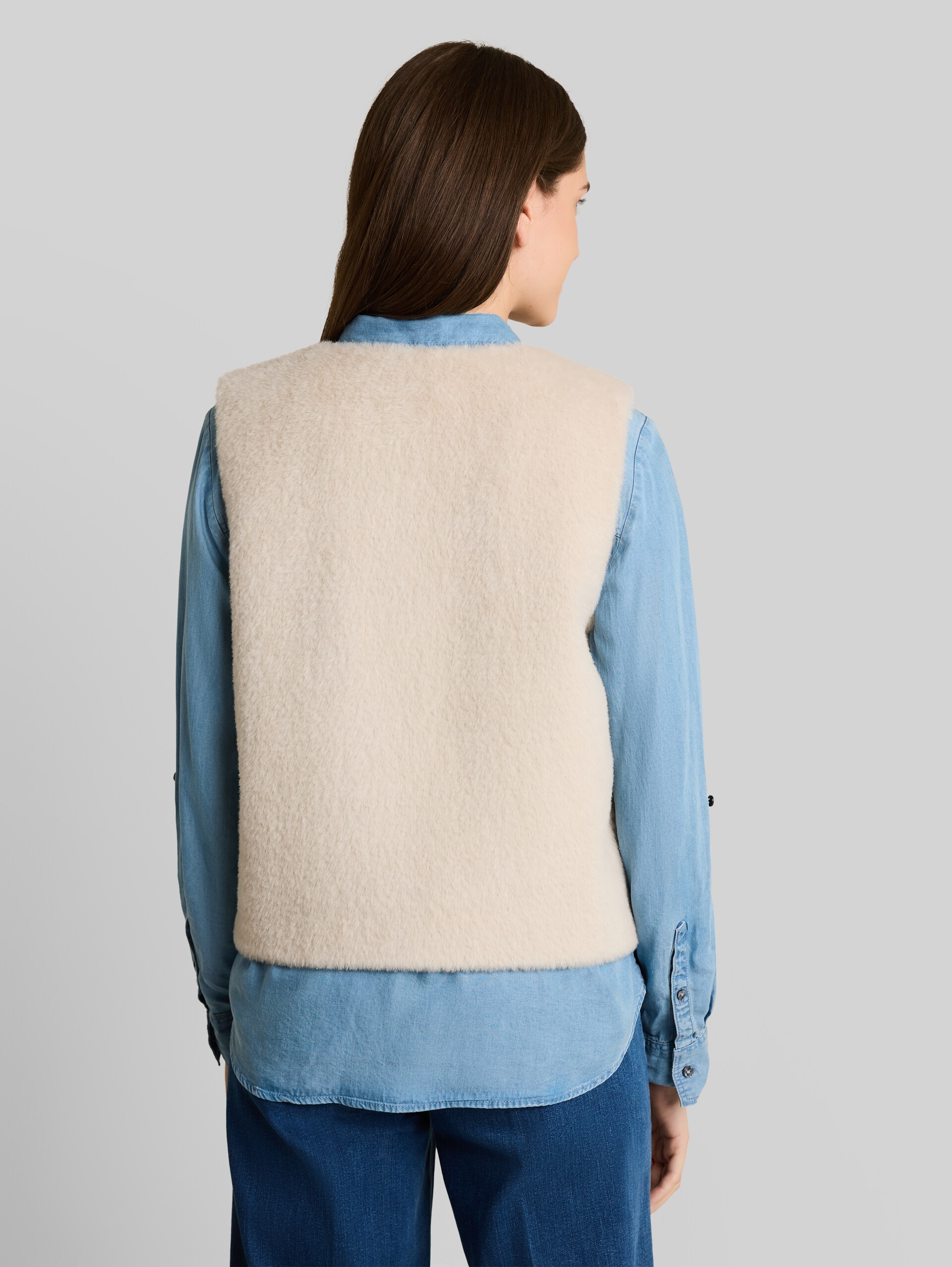 Teddy Weste mit Taschen - cold beige - Model-Rückansicht