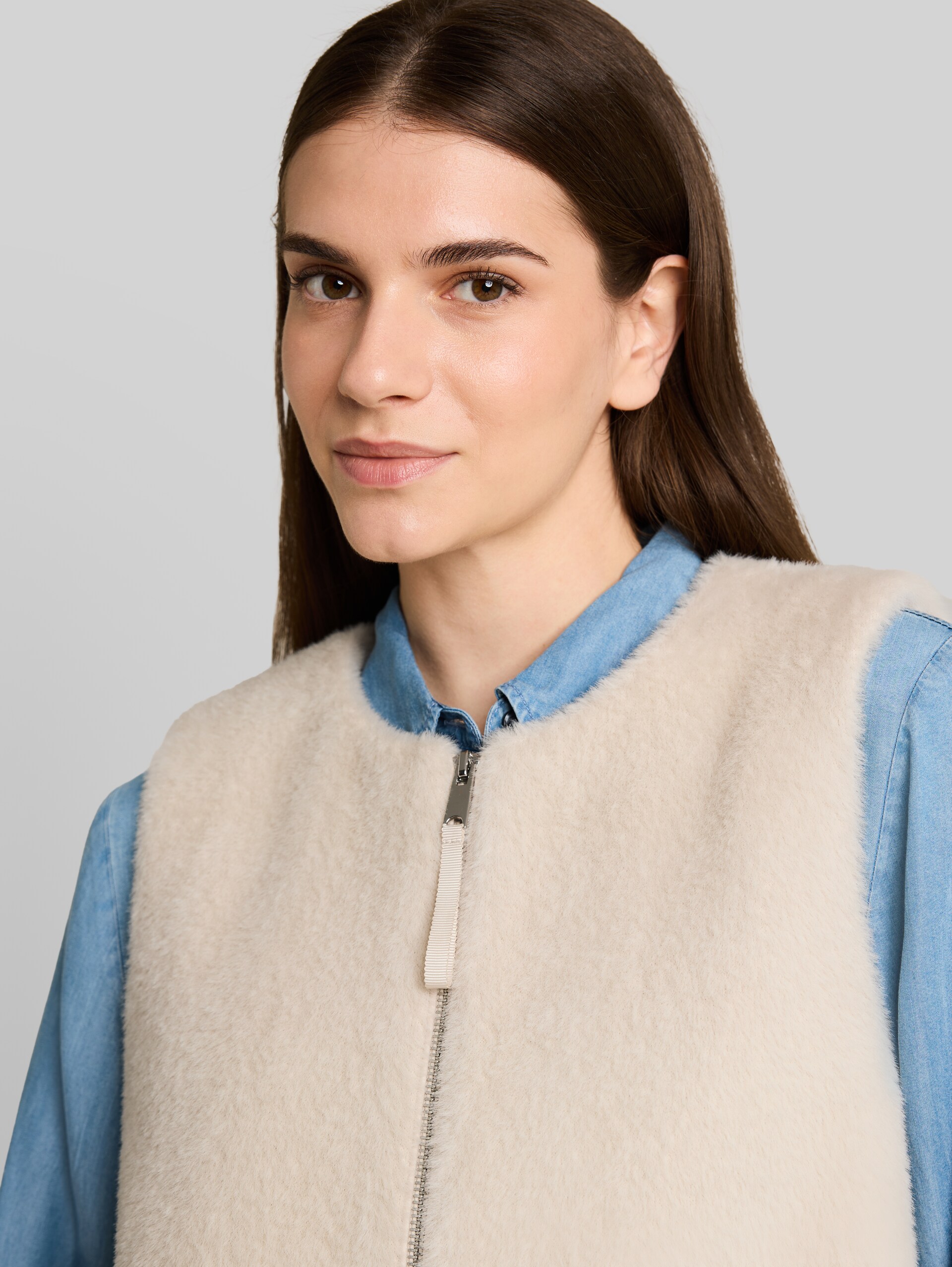 Teddy Weste mit Taschen - cold beige - Detail-Model-Ansicht