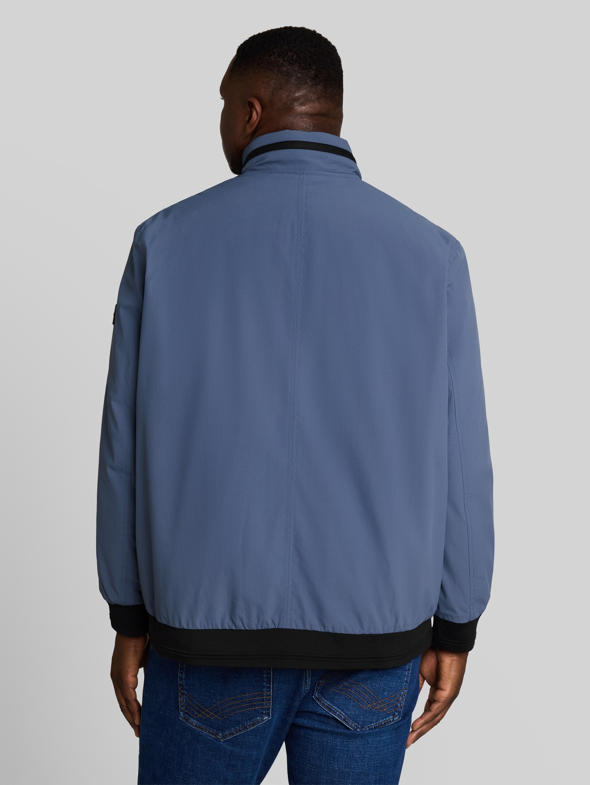 Plus Size - Blouson Jacke mit verstaubarer Kapuze - Vintage Indigo Blue - Model-Rückansicht