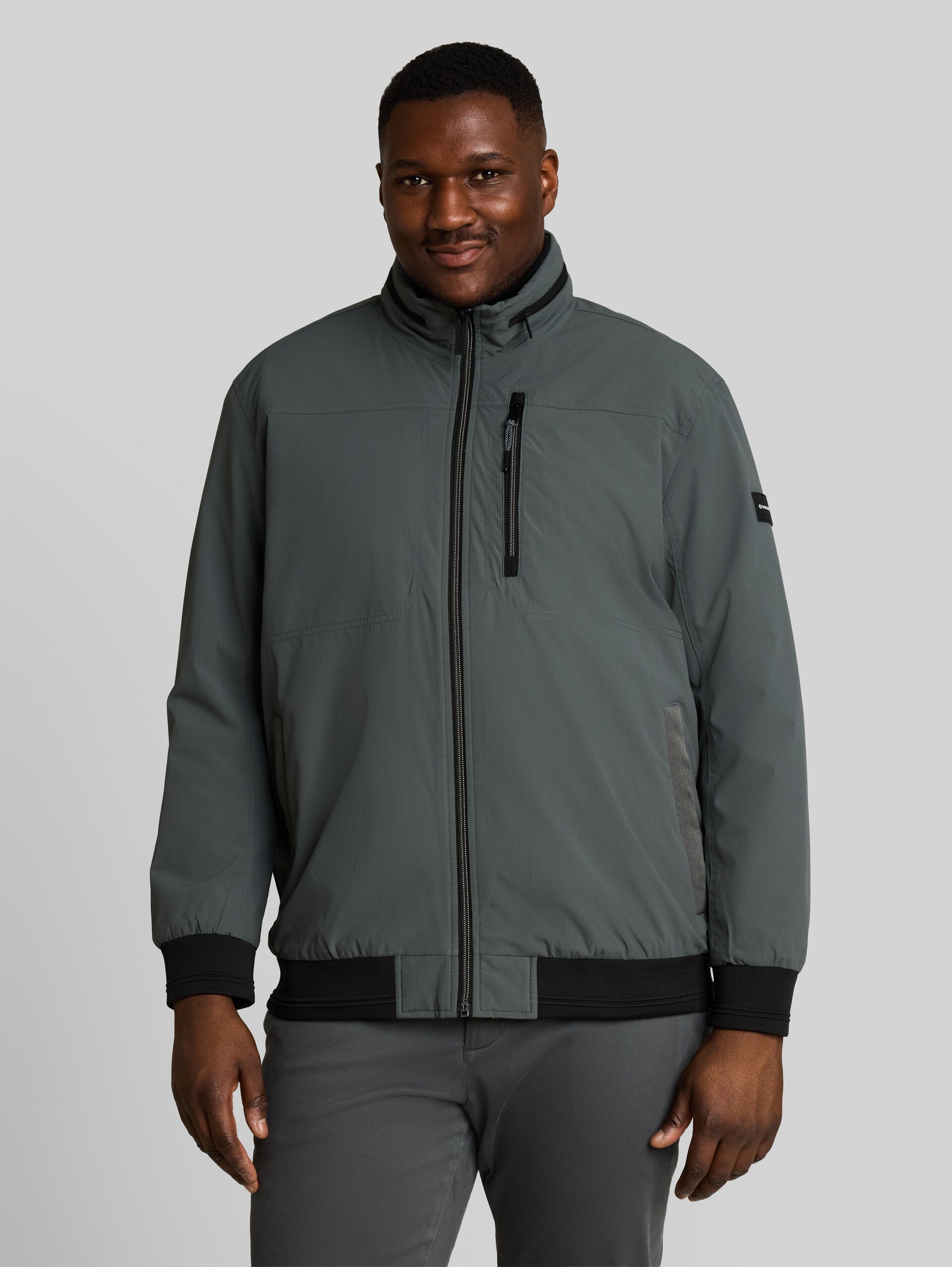 Plus Size - Blouson Jacke mit verstaubarer Kapuze - Darkest Olive - Model-Vorderansicht