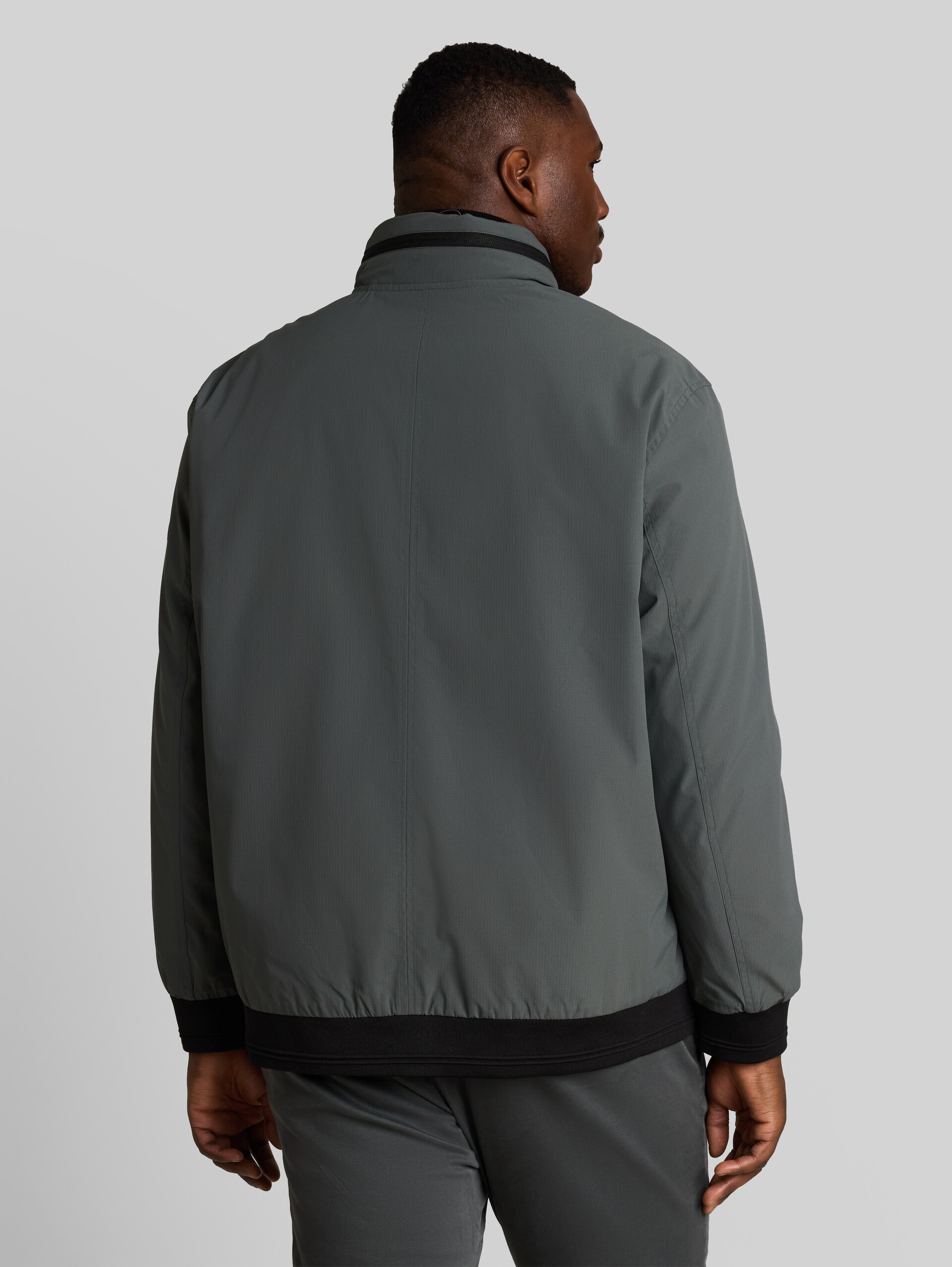 Plus Size - Blouson Jacke mit verstaubarer Kapuze - Darkest Olive - Model-Rückansicht