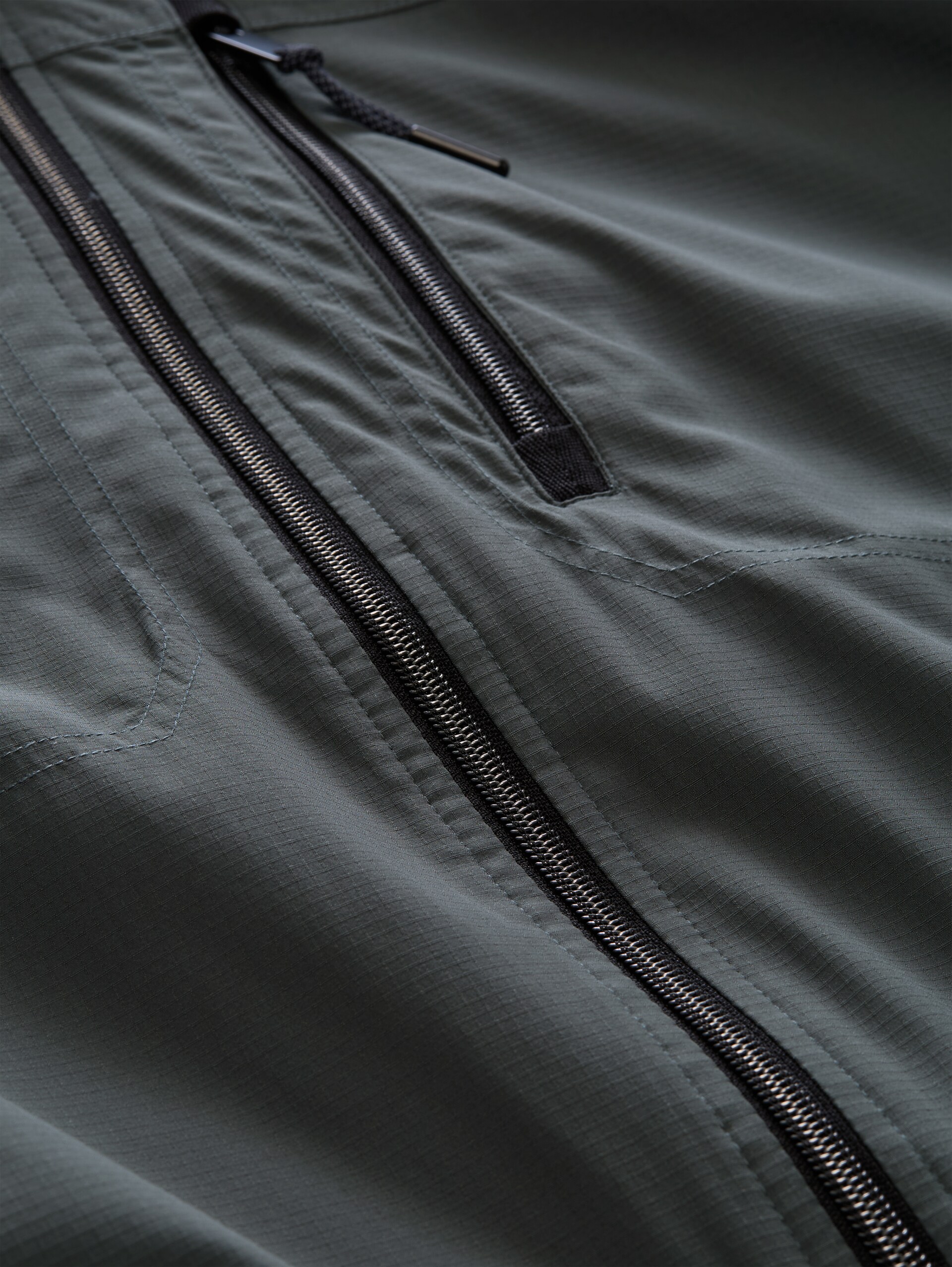 Plus Size - Blouson Jacke mit verstaubarer Kapuze - Darkest Olive - Produkt-Detail-Ansicht