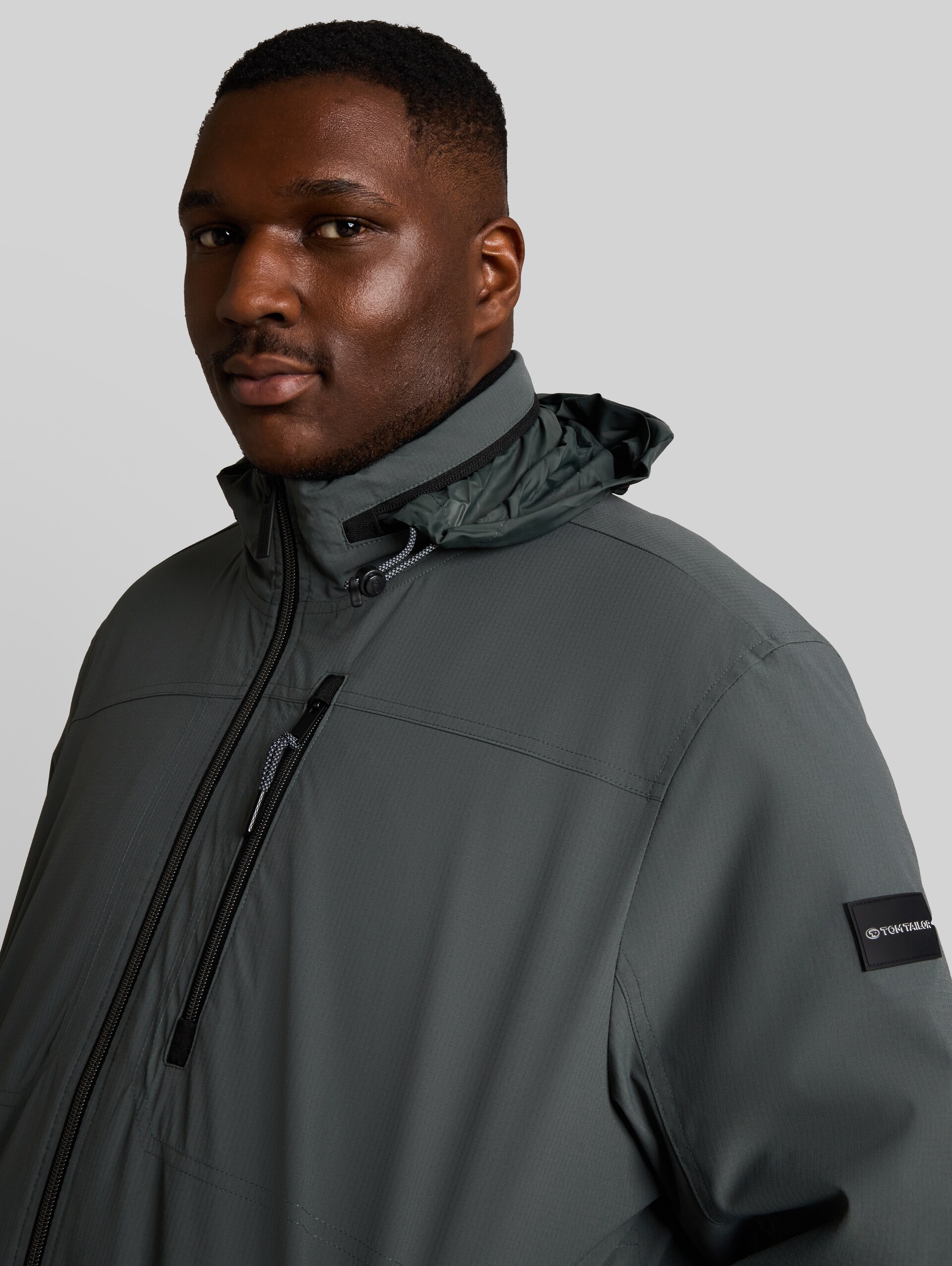 Plus Size - Blouson Jacke mit verstaubarer Kapuze - Darkest Olive - Detail-Model-Ansicht