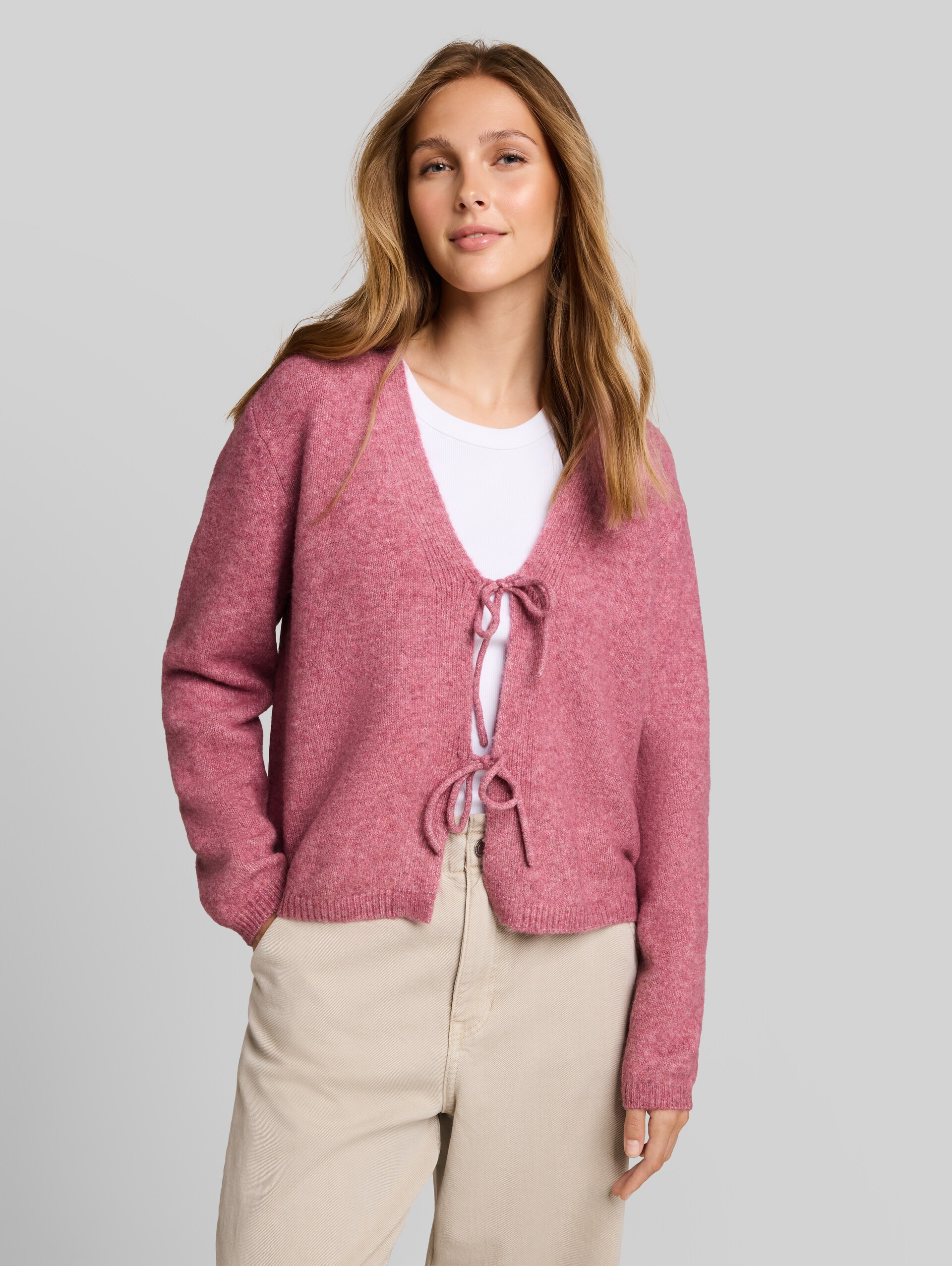 Cardigan douillet avec des nœuds - dusty berry melange - Découpe Vue de face du modèle