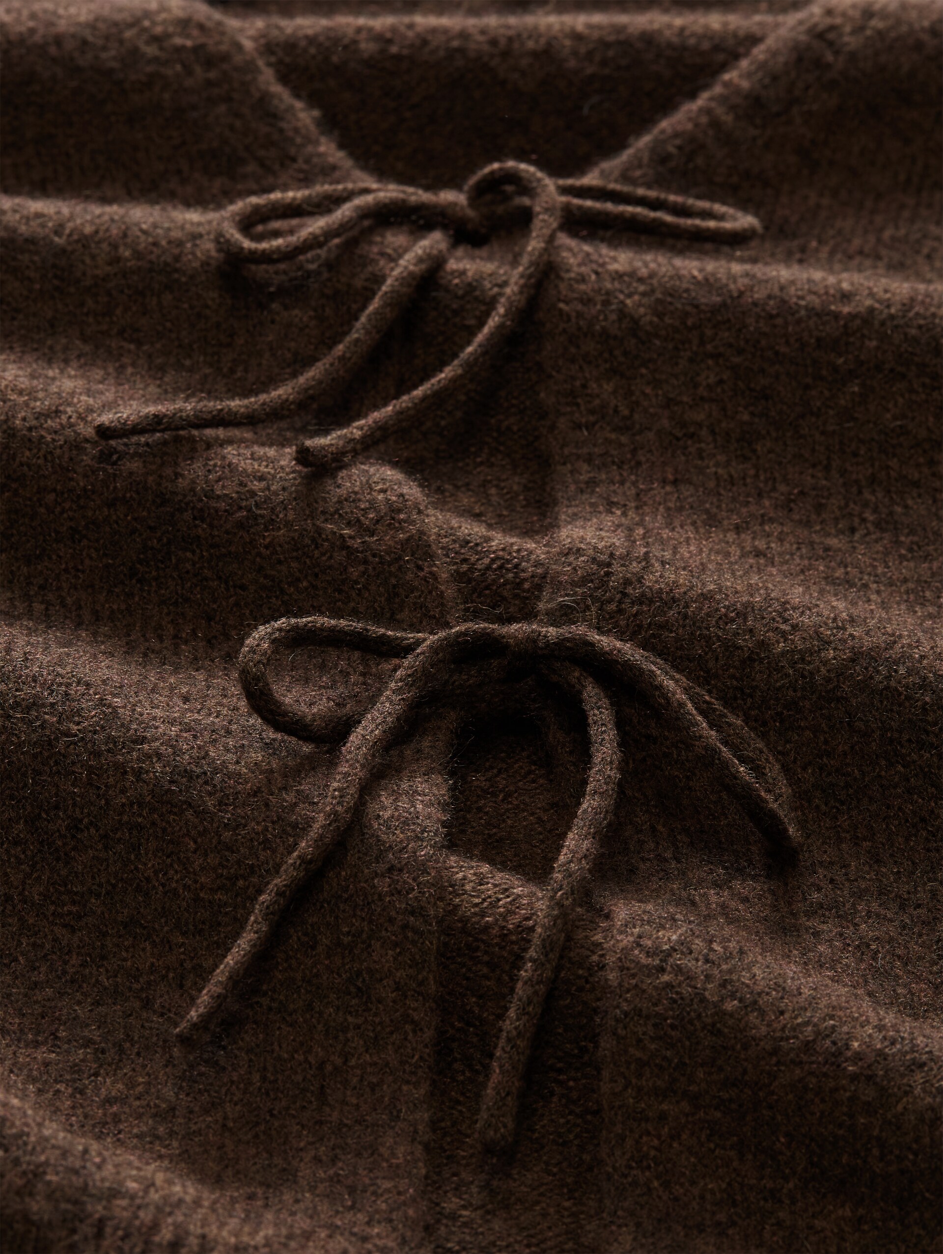 Strickweste mit Schleifen - cool dark brown melange - Material-Ansicht