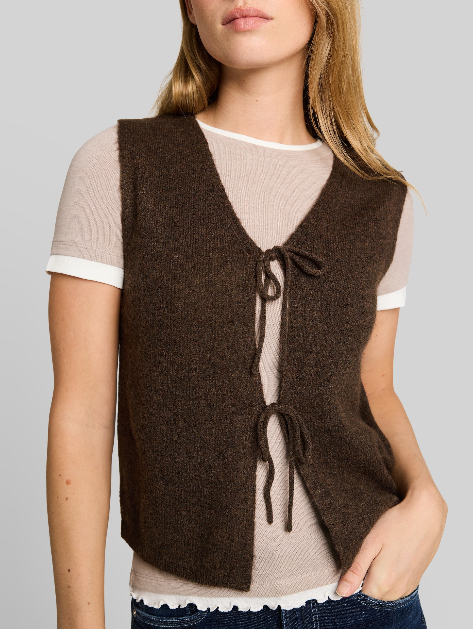 Strickweste mit Schleifen - cool dark brown melange - Detail-Model-Ansicht