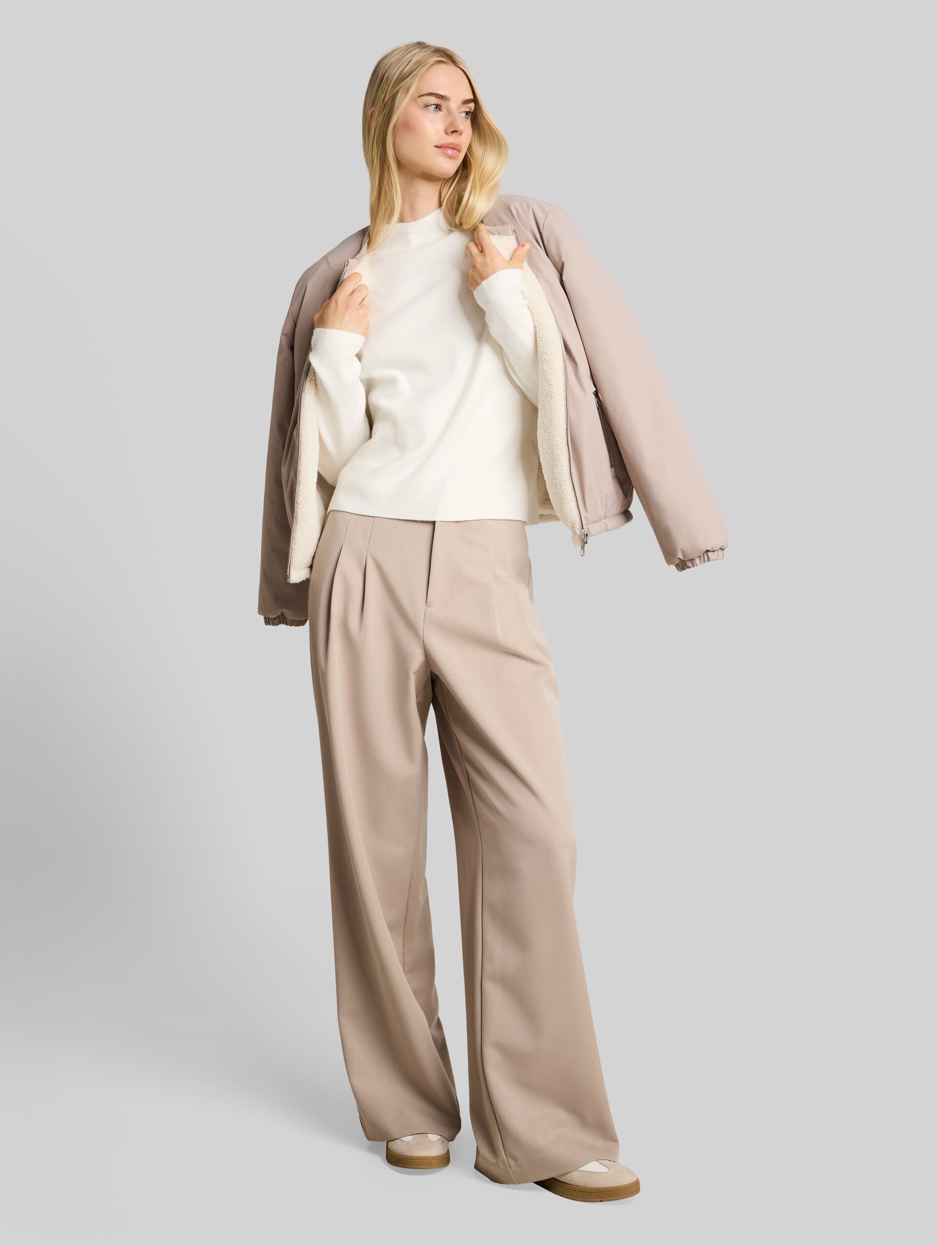 Strickpullover mit Stehkragen - off white - Model-Vorderansicht