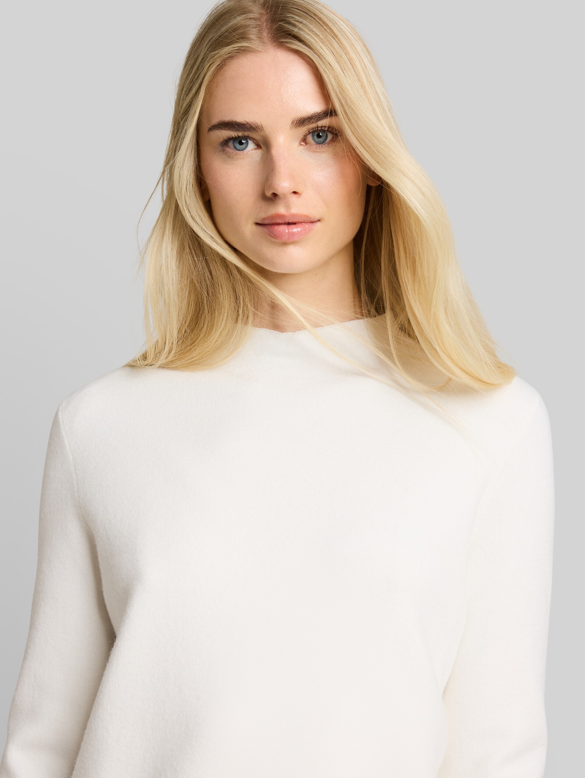 Strickpullover mit Stehkragen - off white - Detail-Model-Ansicht