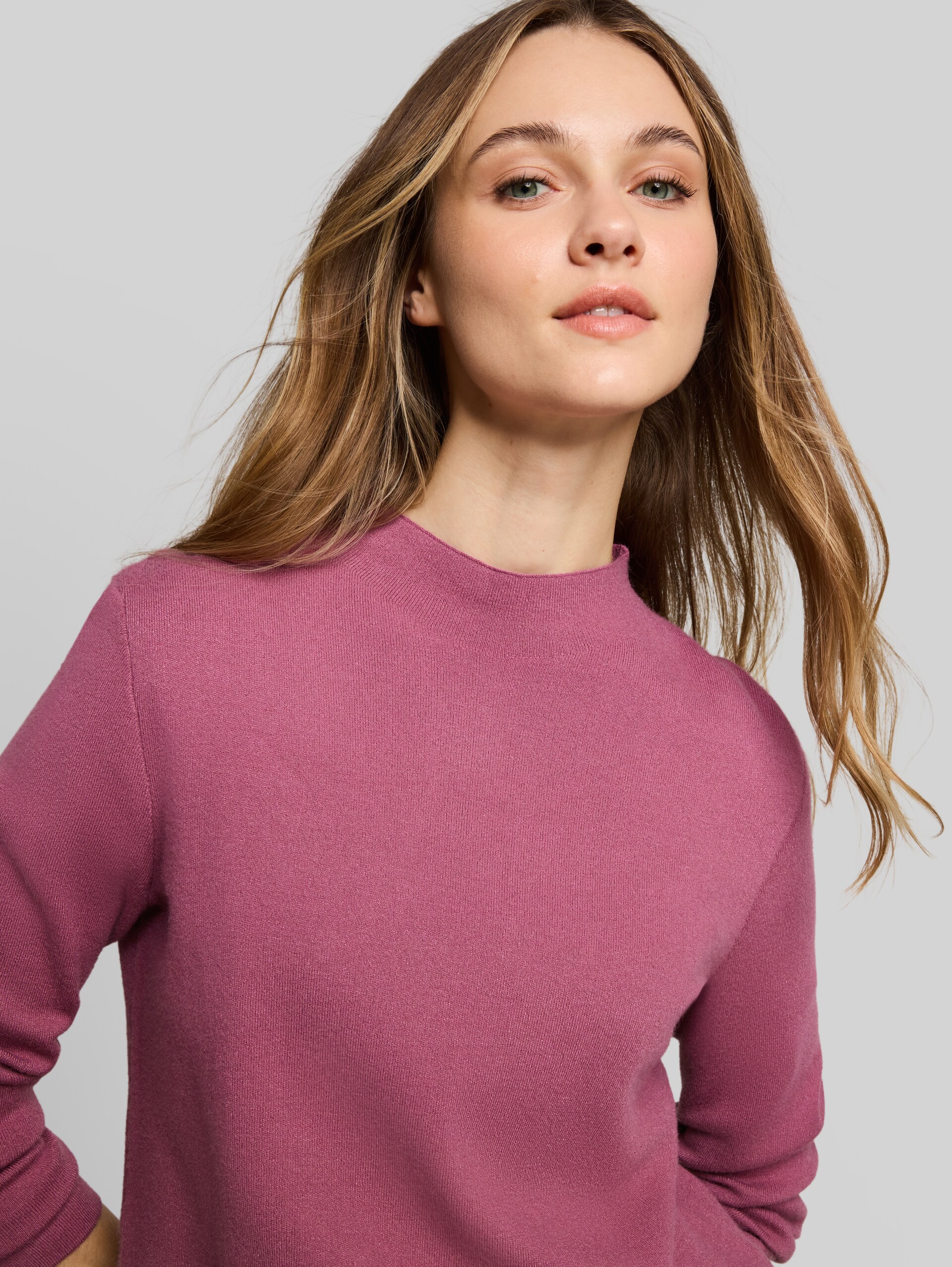 Strickpullover mit Stehkragen - dusty berry - Detail-Model-Ansicht