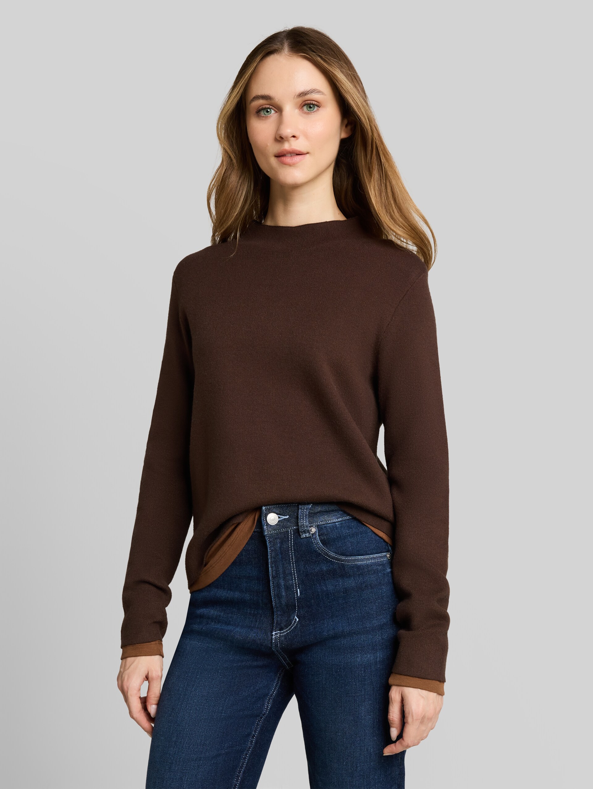 Strickpullover mit Stehkragen - cool dark brown melange - Ausschnitt Model-Vorderansicht