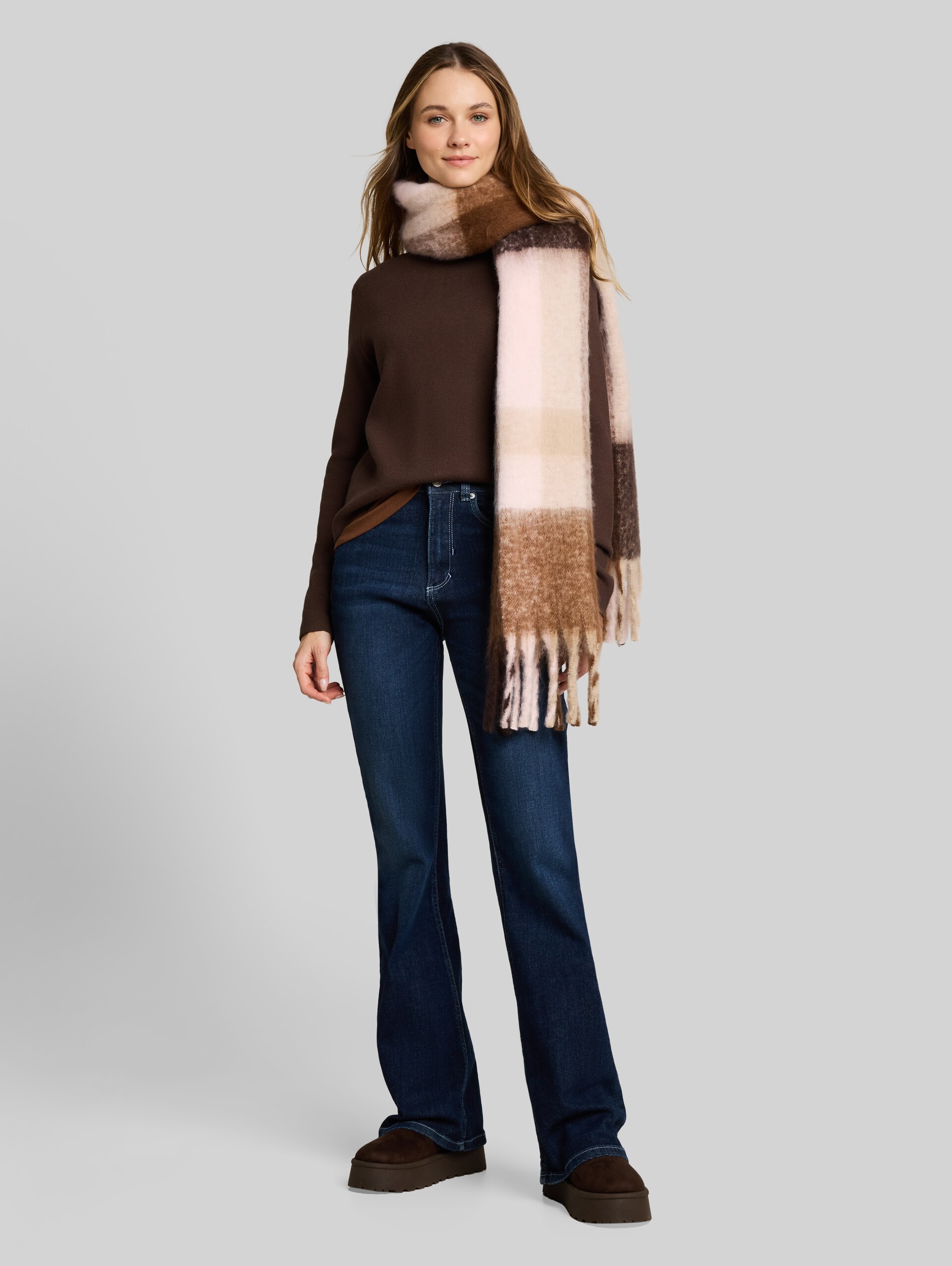 Strickpullover mit Stehkragen - cool dark brown melange - Model-Vorderansicht