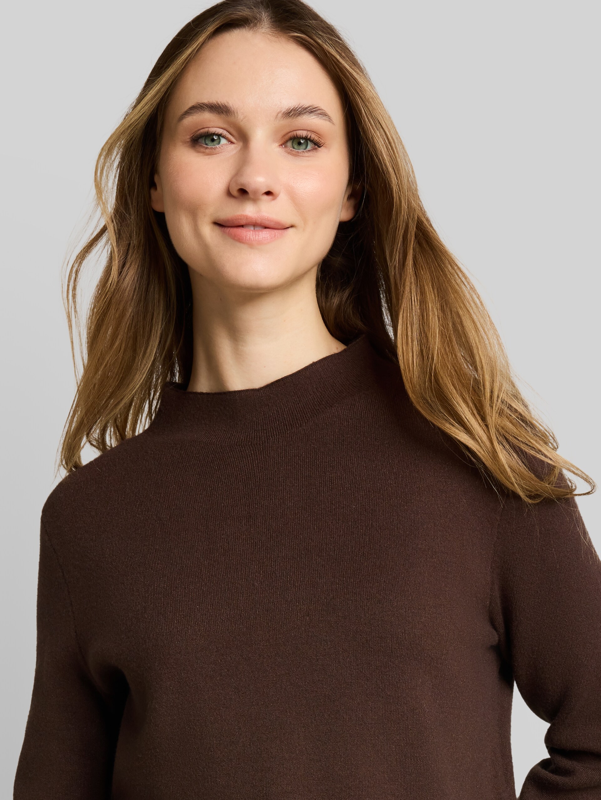 Strickpullover mit Stehkragen - cool dark brown melange - Detail-Model-Ansicht