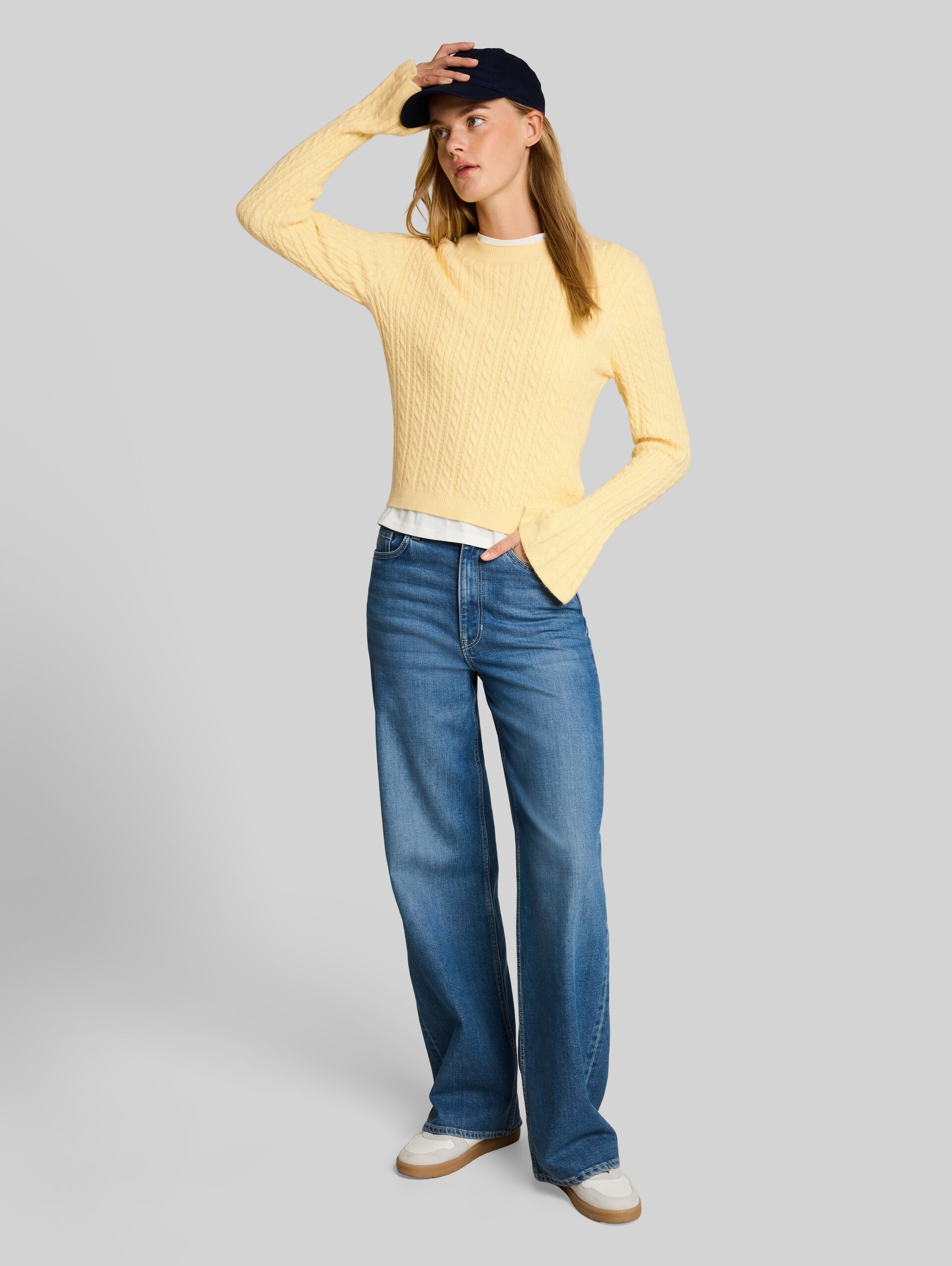 Strickpullover mit Zopfmuster - soft vanilla yellow - Model-Vorderansicht