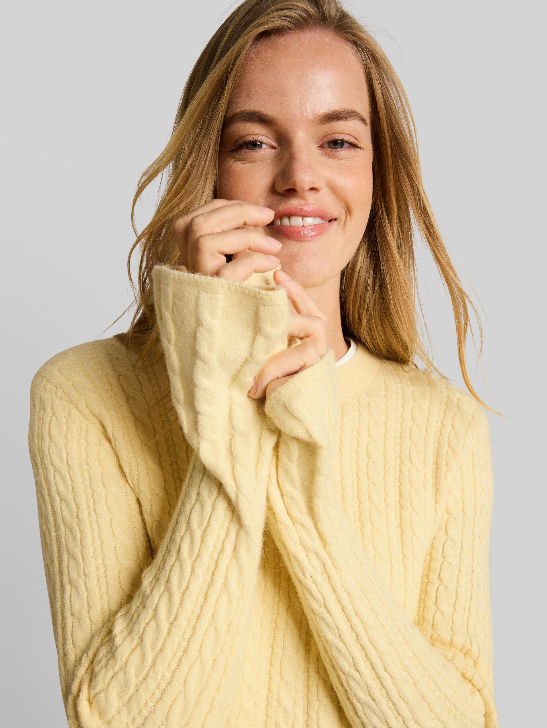 Strickpullover mit Zopfmuster - soft vanilla yellow - Detail-Model-Ansicht