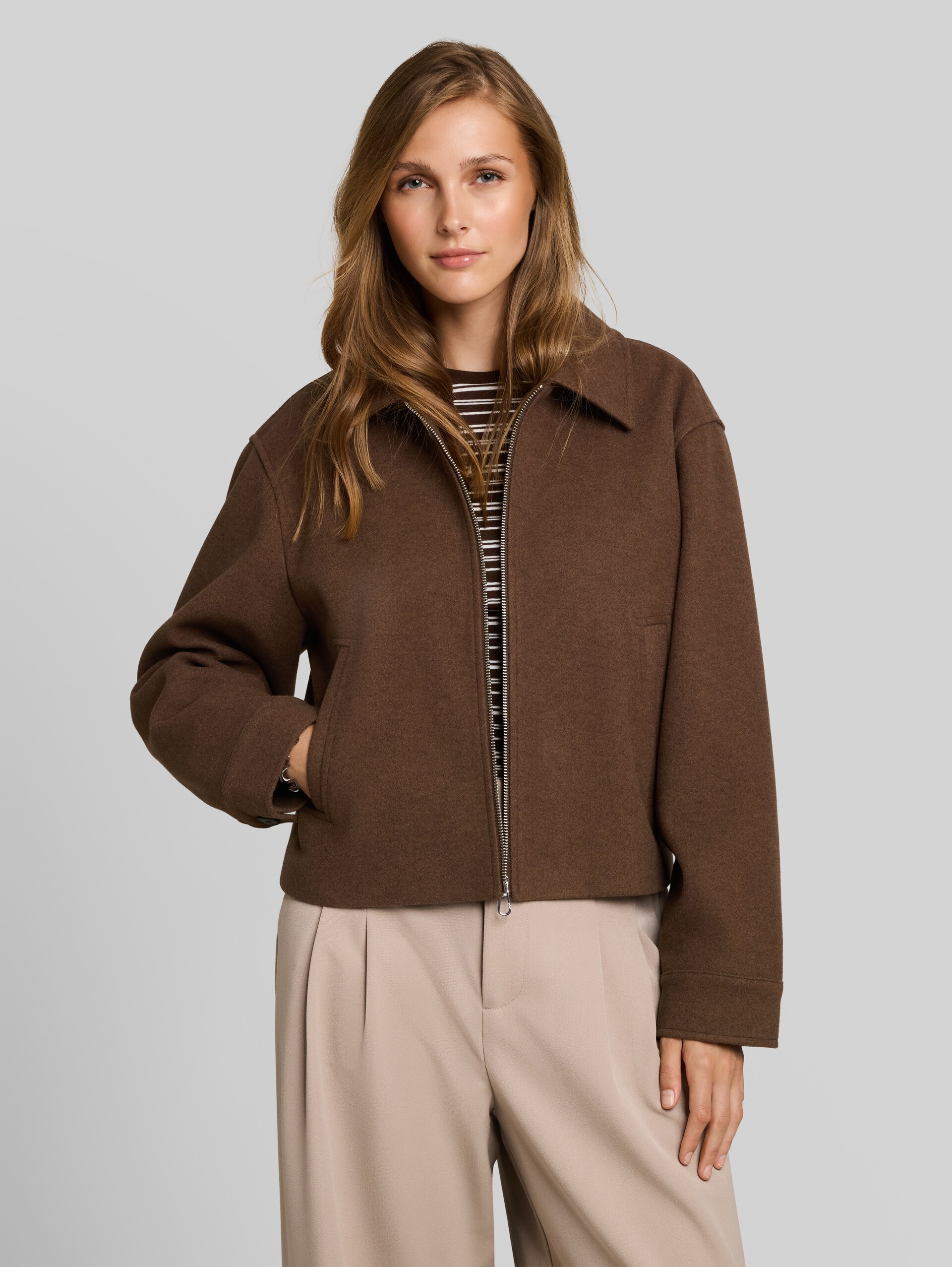 Tussenjas met kraag - cool dark brown melange - Model vooraanzicht