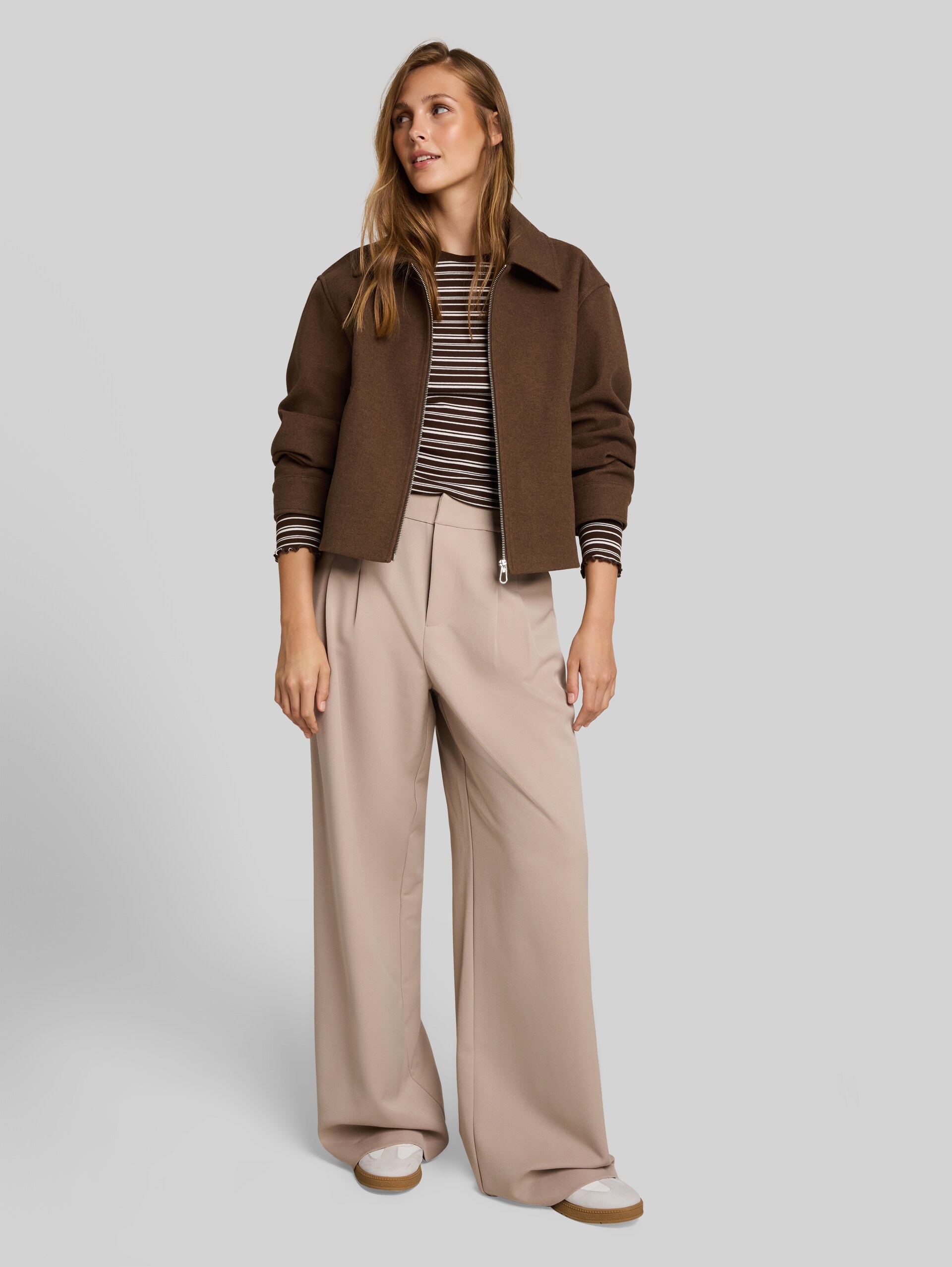 Tussenjas met kraag - cool dark brown melange - zijaanzicht model