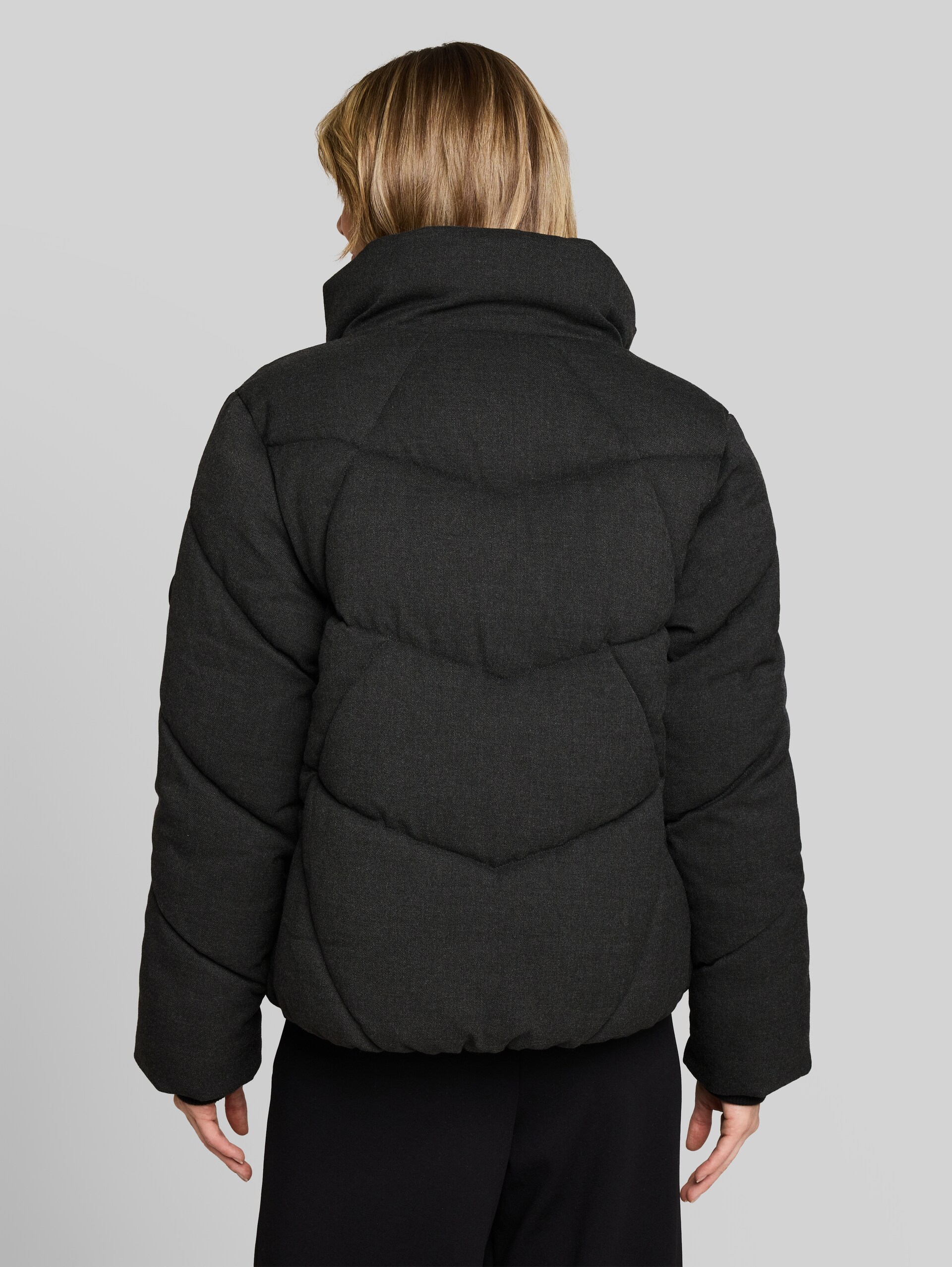 Pufferjack van waterafstotend materiaal - Black Grey Melange - Model-achteraanzicht