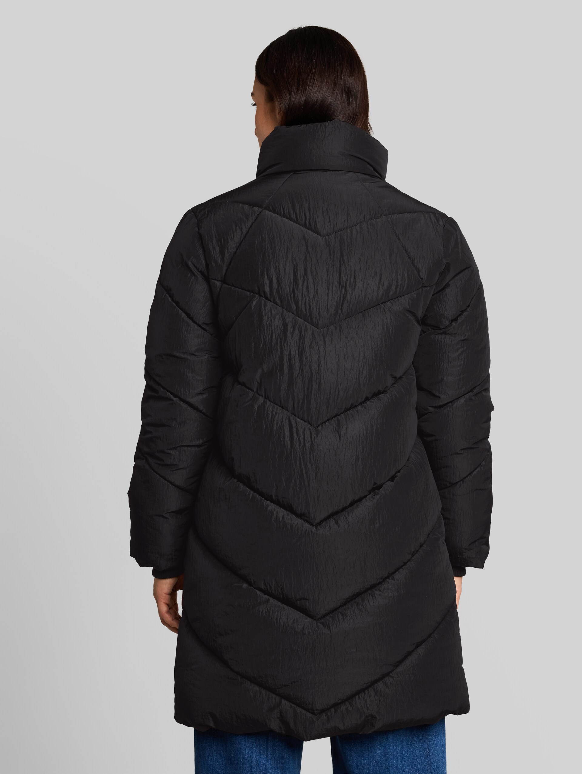 Puffer-Mantel aus wasserabweisendem Material - deep black - Model-Rückansicht