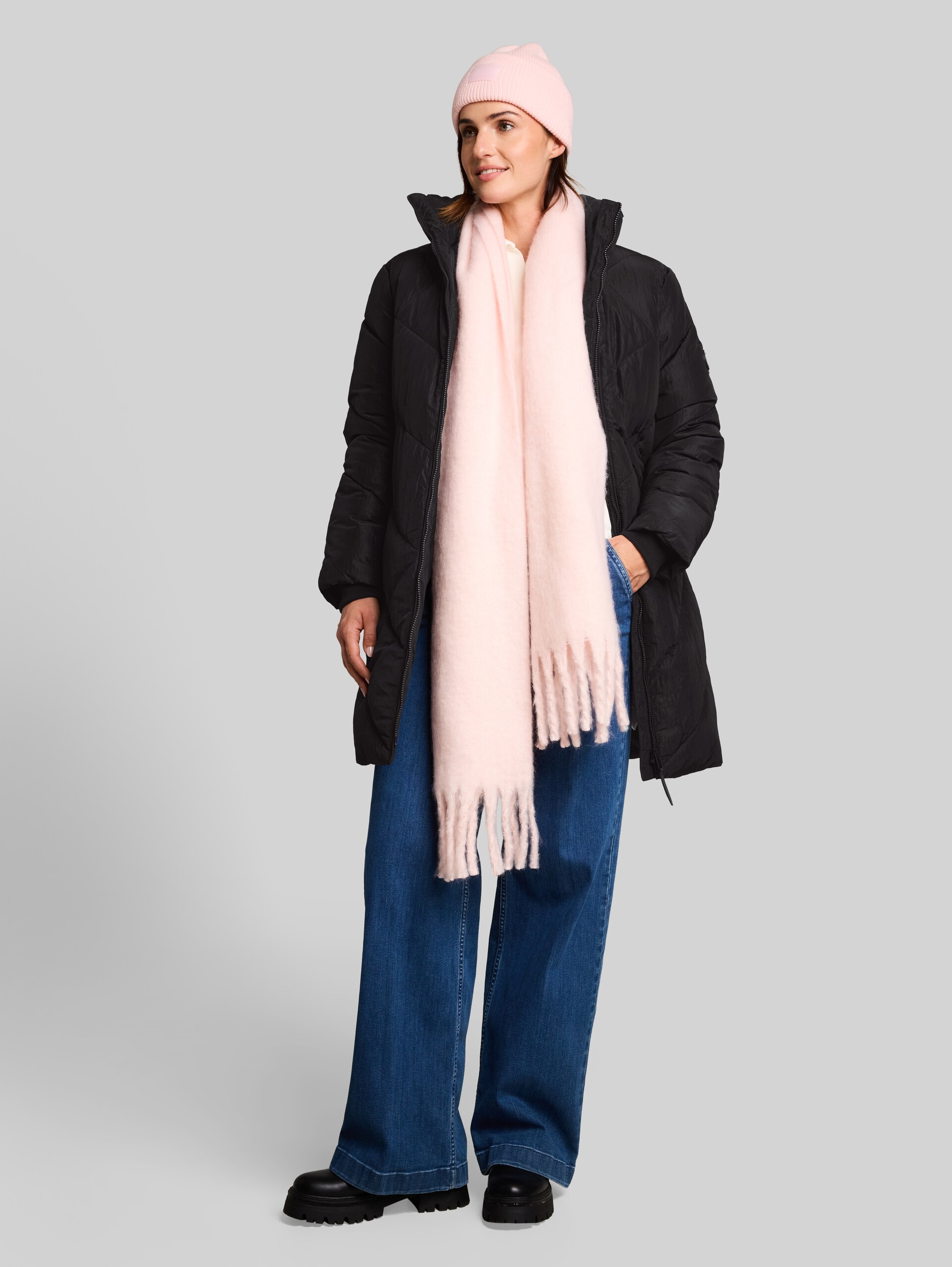 Puffer-Mantel aus wasserabweisendem Material - deep black - seitliche Model-Ansicht